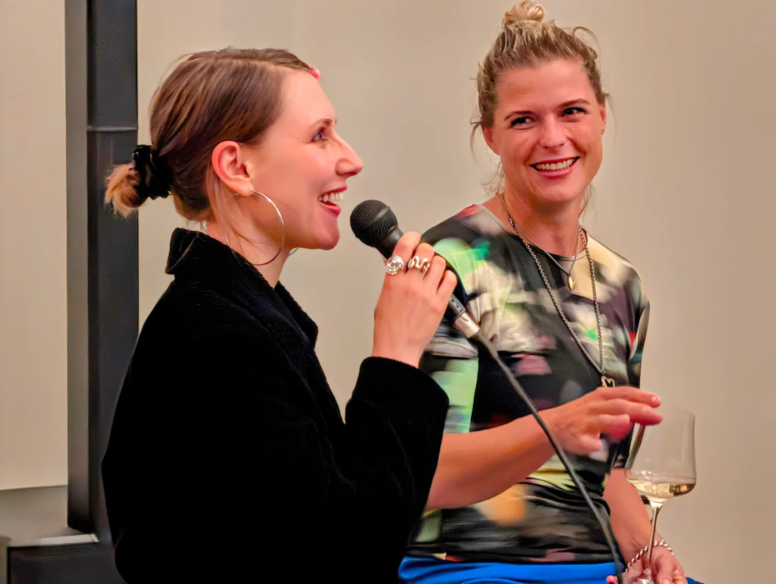 Die Autorin Ilona Hartmann (links) zu Besuch im Kultursalon von Sara Dahme im Club Traube in Stuttgart-Gaisburg. Foto: Jürgen Brand