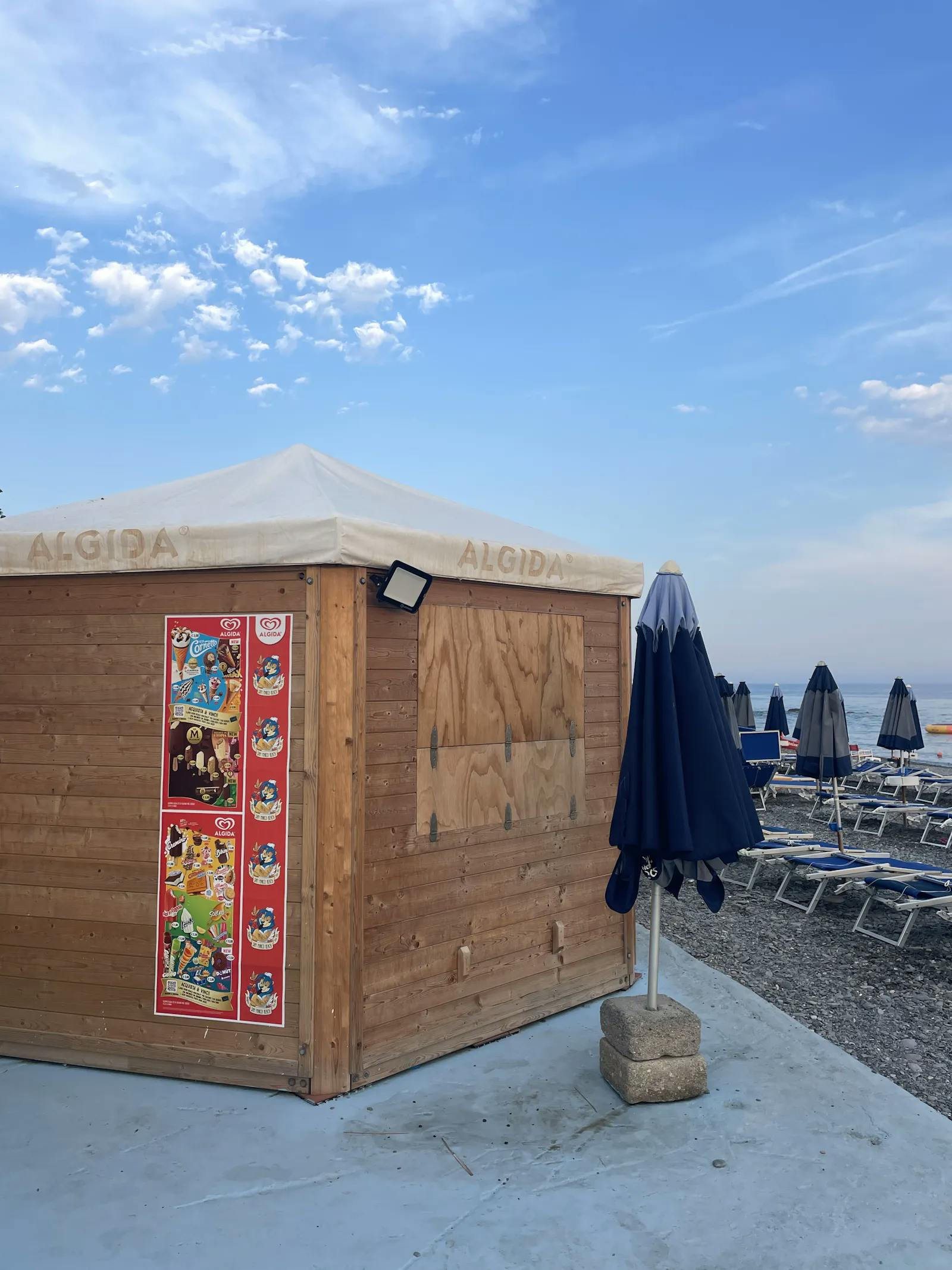 Kiosk mit Algida Eis an einem Strand an der ligurischen Küste