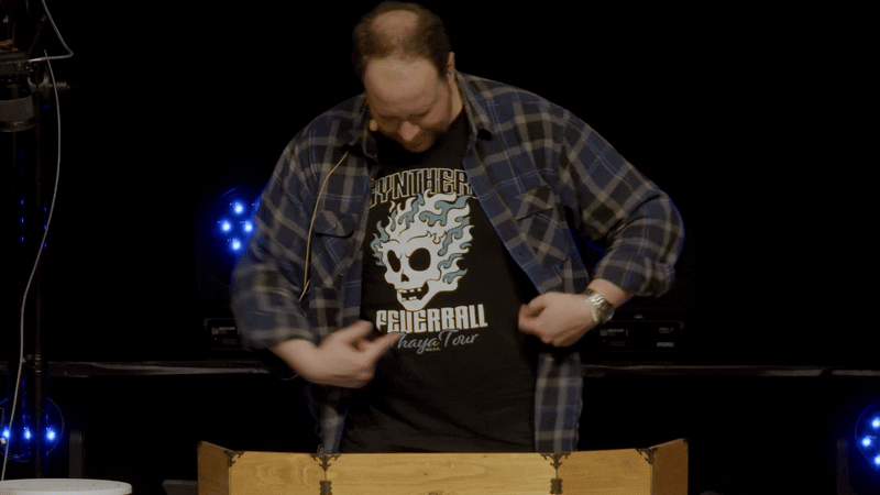 Alex, der während der Live-Spielrunde auf der AnimagiC 2025 auf sein Gynther-Prototyp-Shirt zeigt.