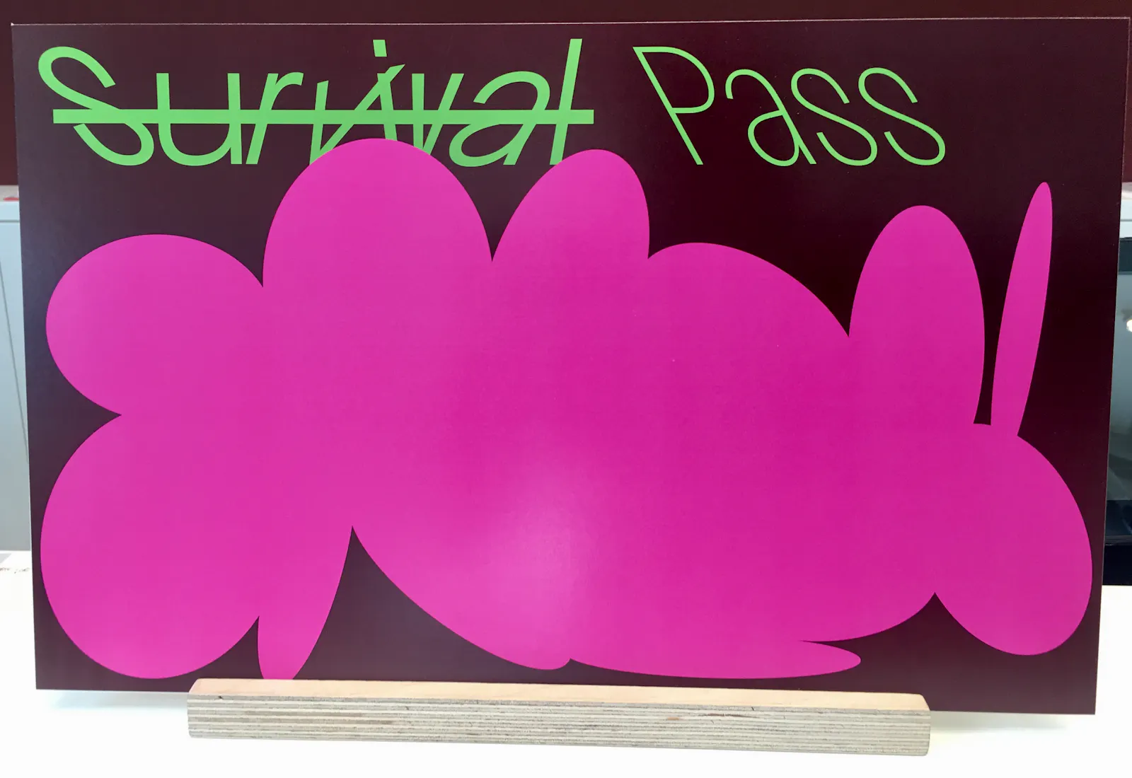 Abbildung eines Survival-Passes, der zum mehrmaligen Eintritt in die Ausstellung berechtigt.