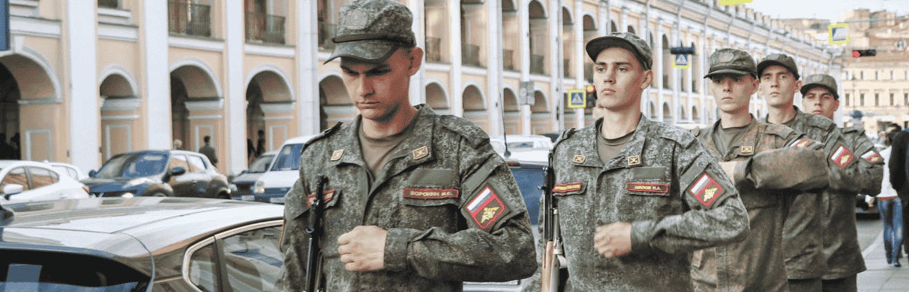 Russische Soldaten unterwegs in Sankt Petersburg