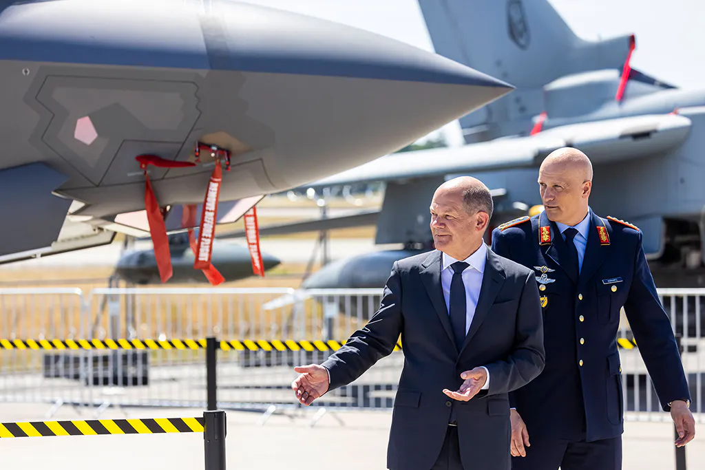 Bundeskanzler Scholz mit Generalleutnant Gerhartz