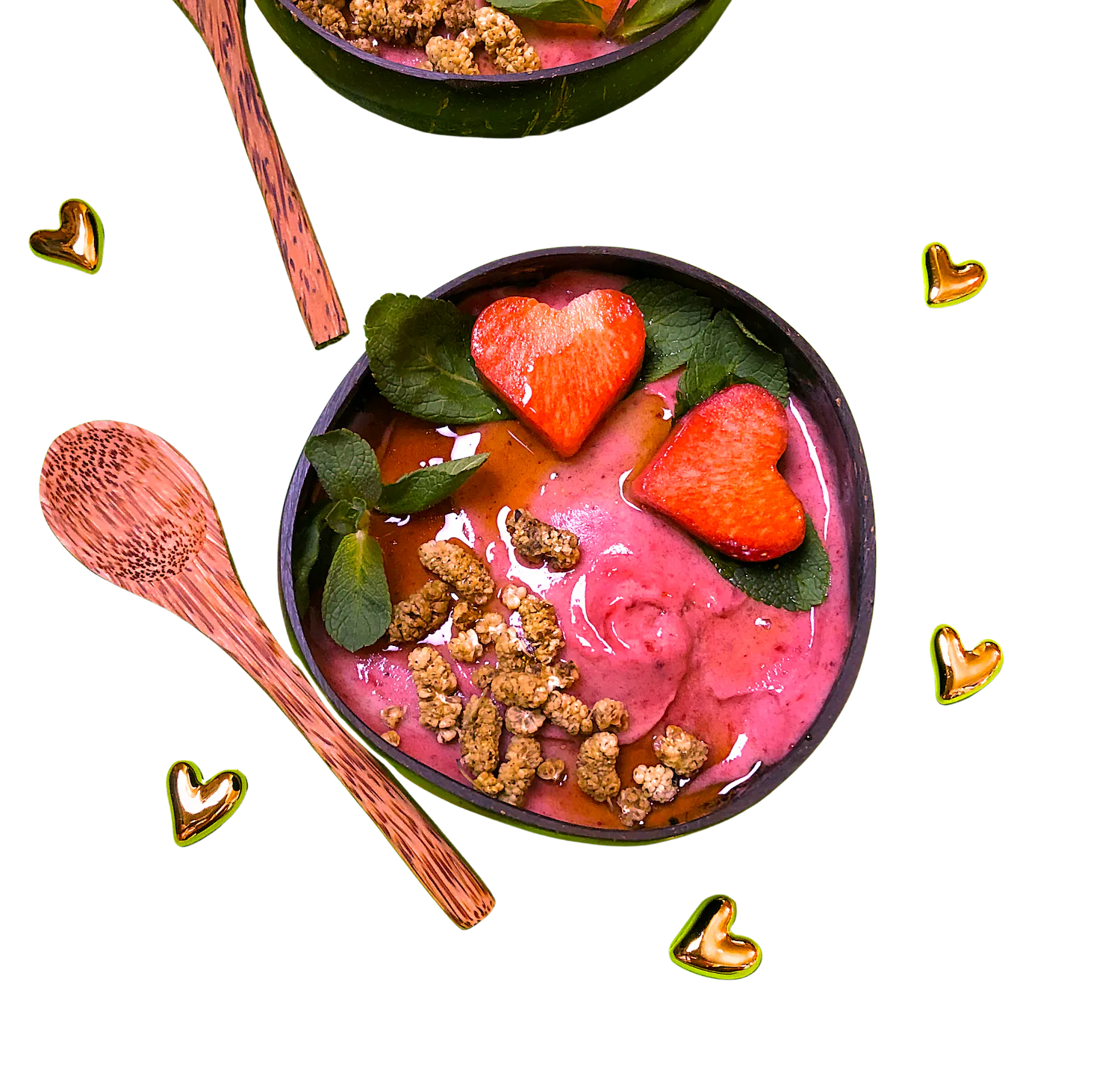 Erdbeeren - Bananen Eis in Kokos Schälchen, dekoriert mit Minzen Blättchen und getrockneten Maulbeeren und etwas Ahornsirup
Goldene Herzen und zwei Holzlöffel sind ebenfalls auf dem Bild zu sehen