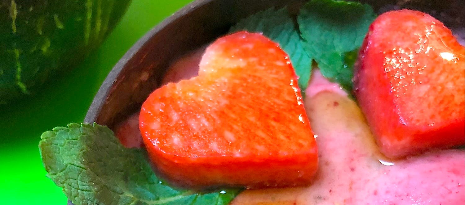 Erdbeeren Herzen - frische Erdbeeren, welche mit Herz Förmchen aus den frischen Früchten herausgestochen wurden.