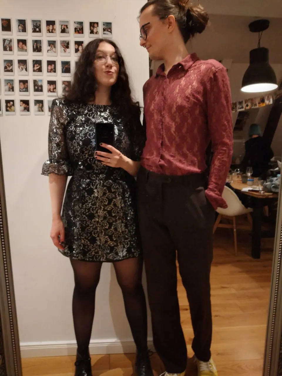 Morton und ich in schicken Klamotten vor einem Spiegel.