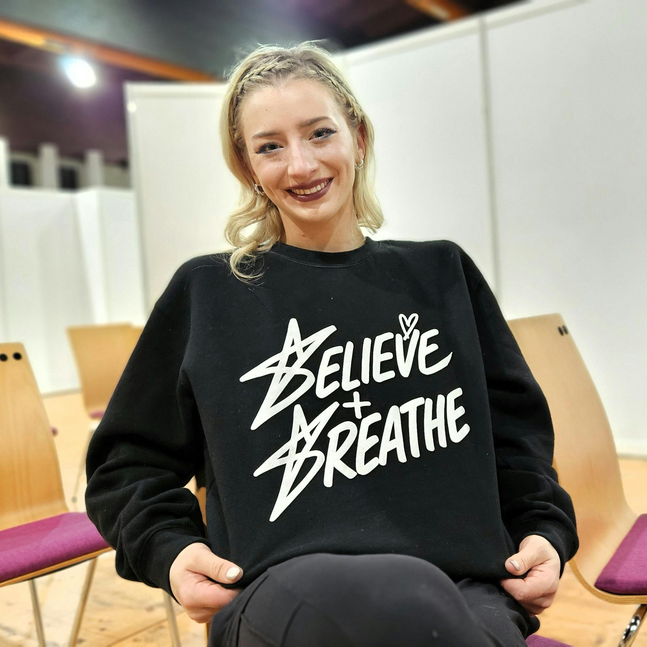 Amber Glenn with her "Believe + Breathe" sweatshirt at Nebelhorn Trophy