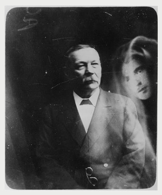 Schwarz weiß Porträt von Arthur Conan Doyle, hinter ihm eine verschwommene Gestalt, die seinen Sohn darstellen soll