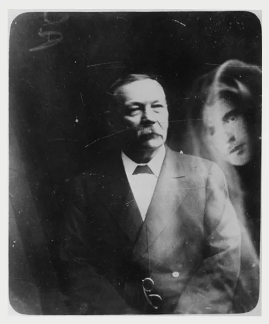 Schwarz weiß Porträt von Arthur Conan Doyle, hinter ihm eine verschwommene Gestalt, die seinen Sohn darstellen soll