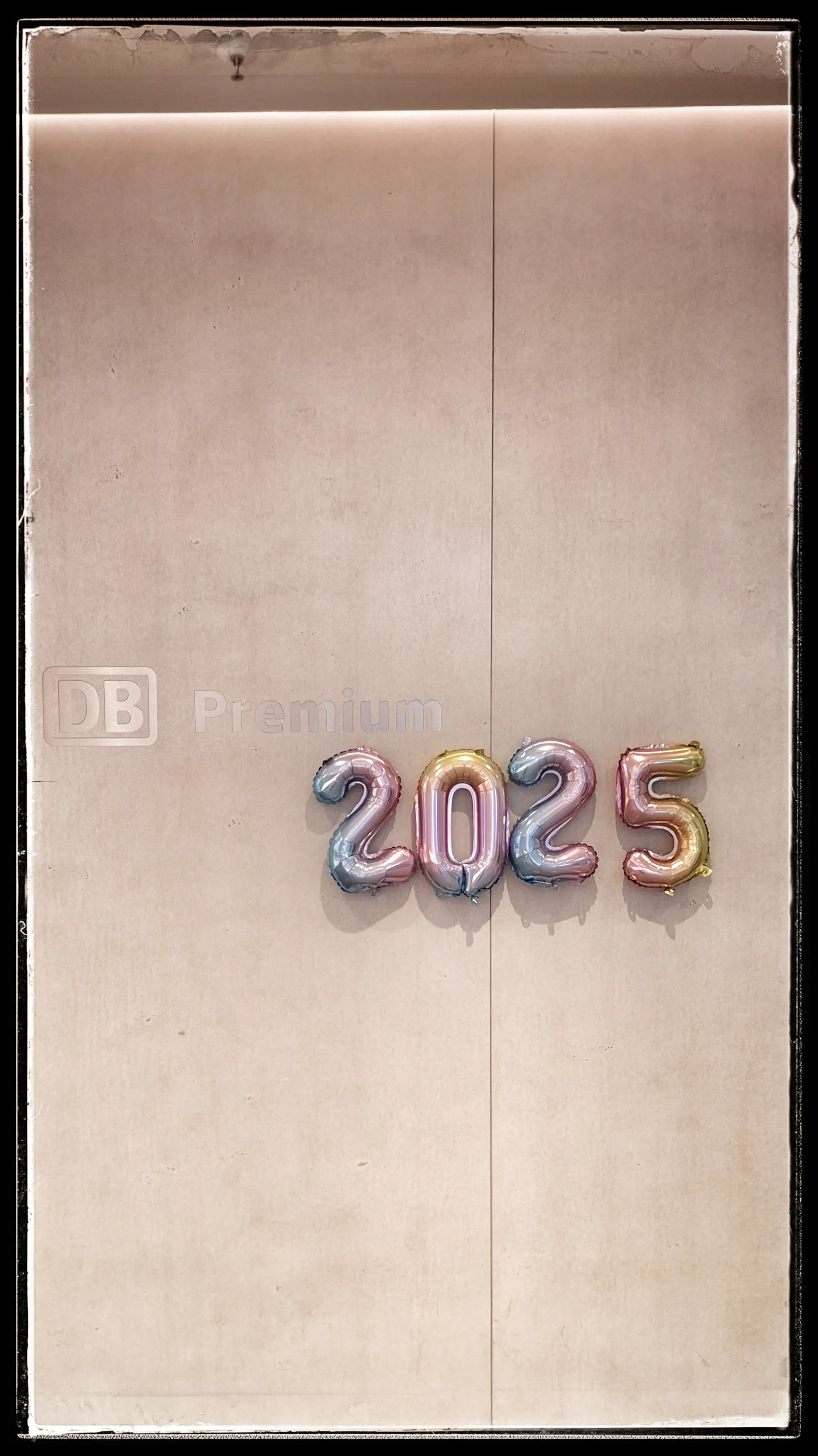 Photo of entrance to German Railways Lounge at Frankfurt Central with 2025 ballons