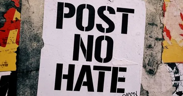 Ein Plakat auf einer Wand, auf dem steht "Post no hate" / Bild: Unsplash
