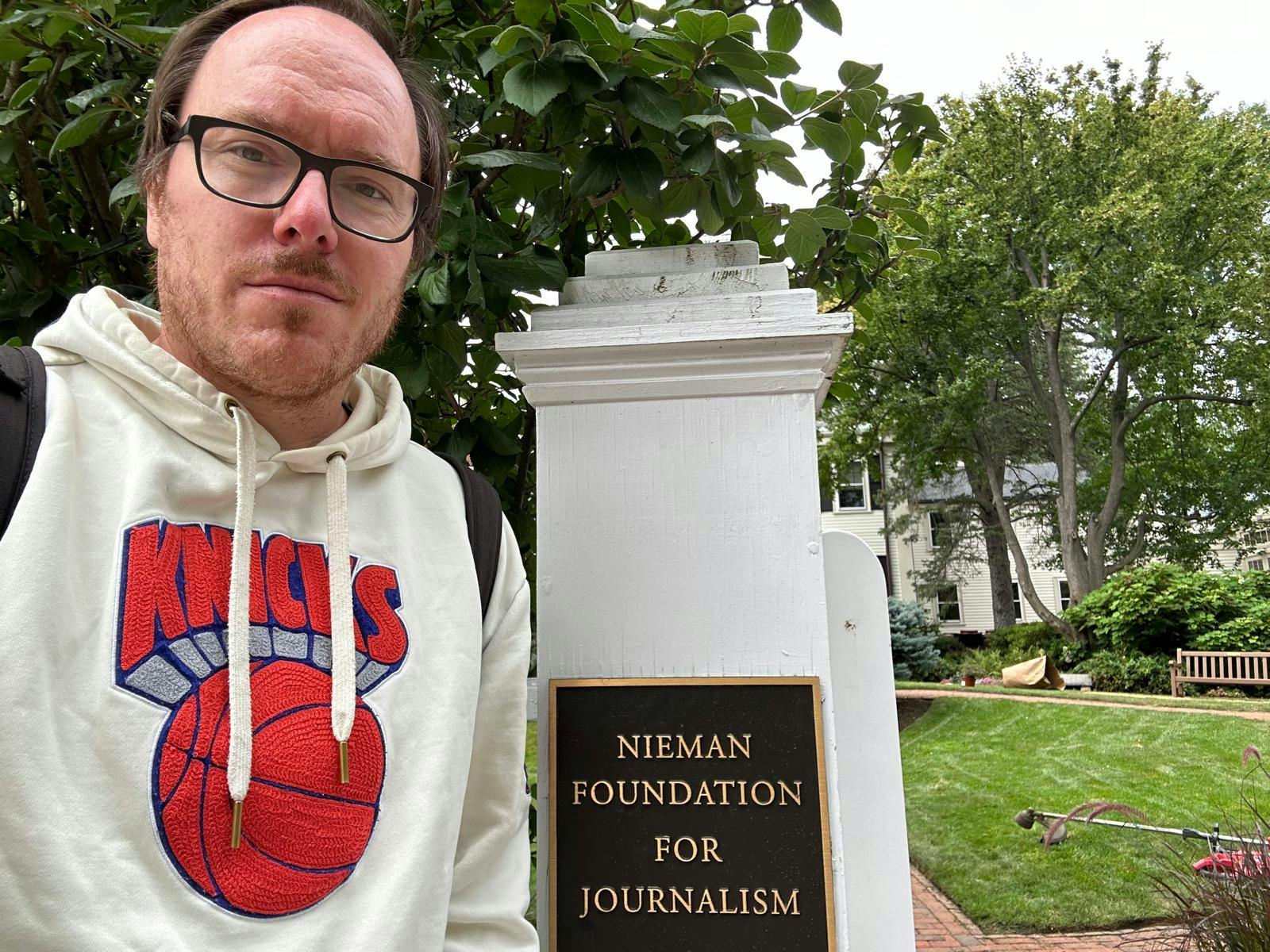 Ich stehe vor dem Eingang des Geländes der "Nieman Foundation for Journalism"