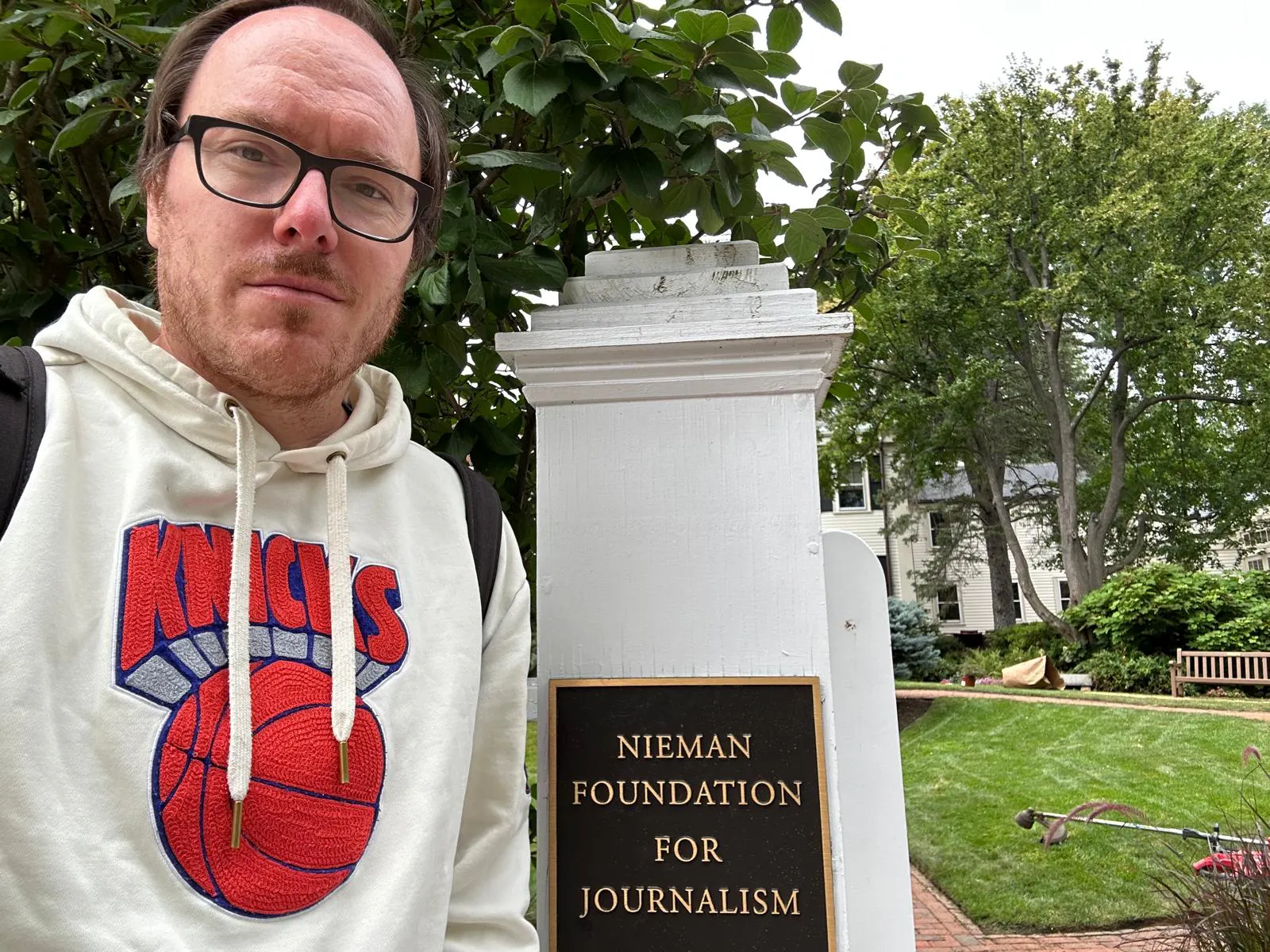 Ich stehe vor dem Eingang des Geländes der "Nieman Foundation for Journalism"