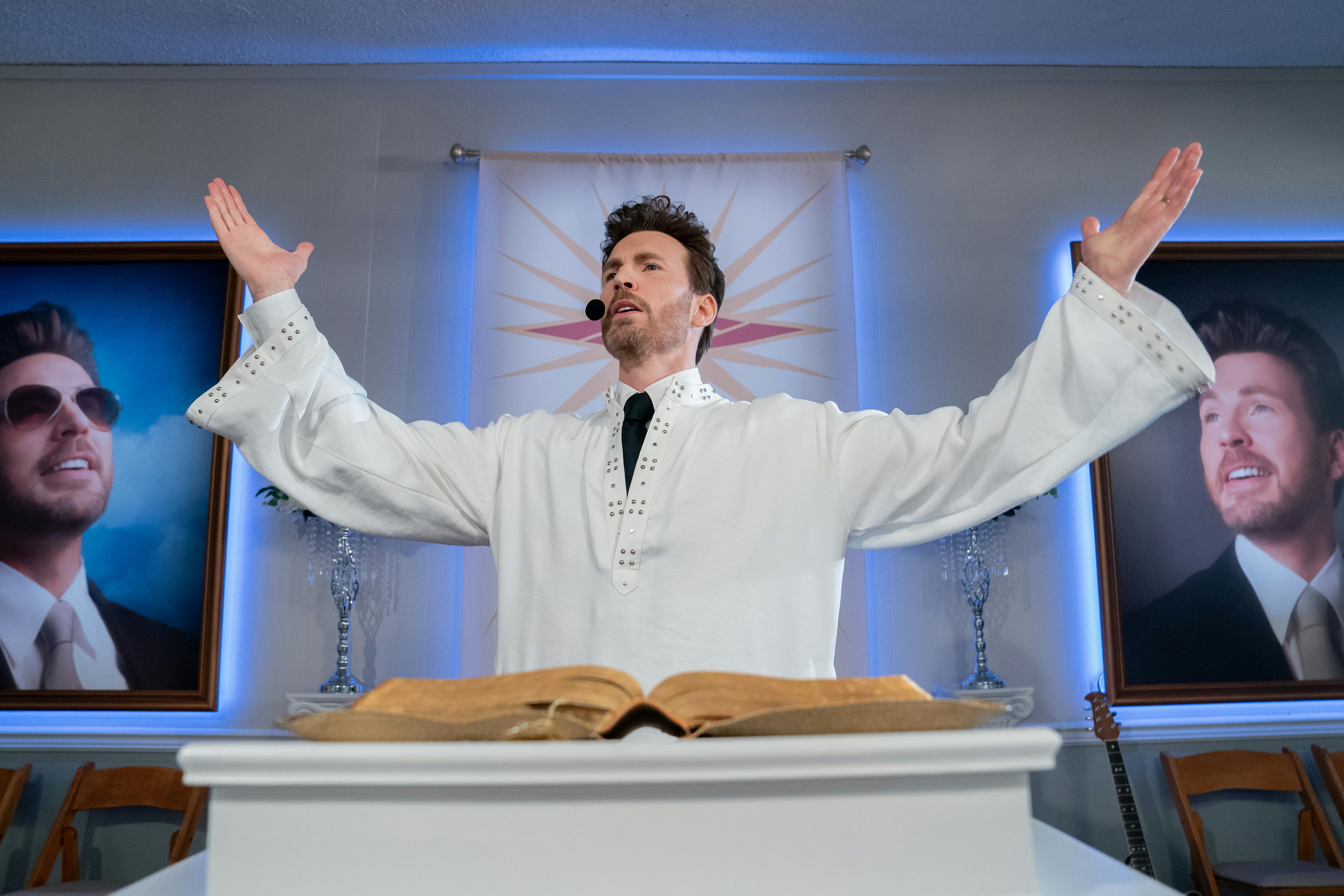 Spaß an der Karikatur: Chris Evans als Reverend Drew Devlin // © 2025 FOCUS FEATURES LLC. ALL RIGHTS RESERVED.