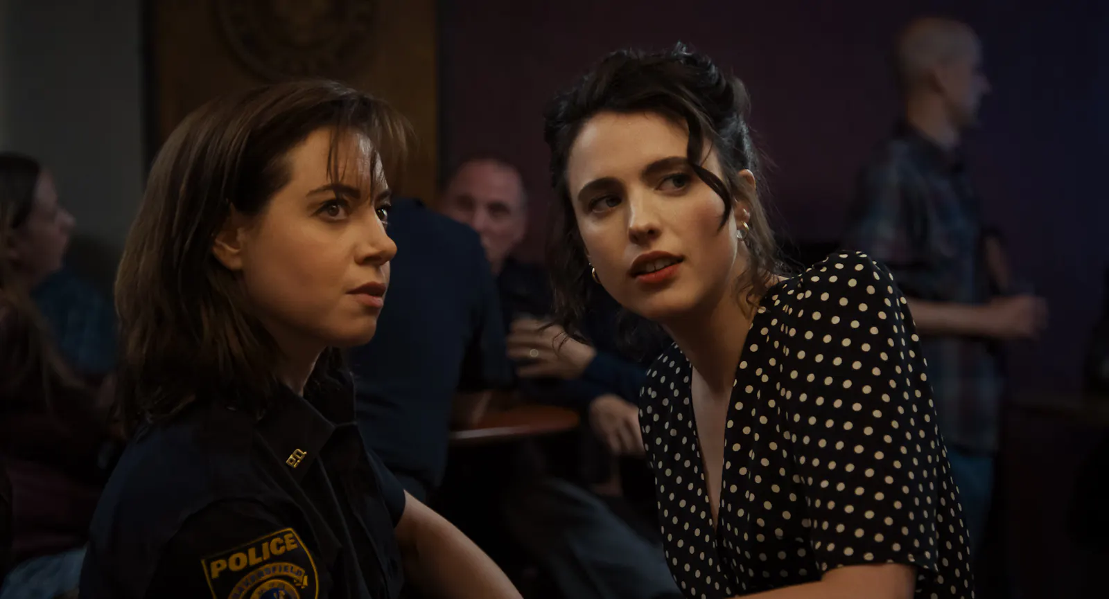Do they or don't they?! Stricken und Häkeln und Co.: MG (Aubrey Plaza) und Honey (Margaret Qualley) // © 2025 FOCUS FEATURES LLC. ALL RIGHTS RESERVED.