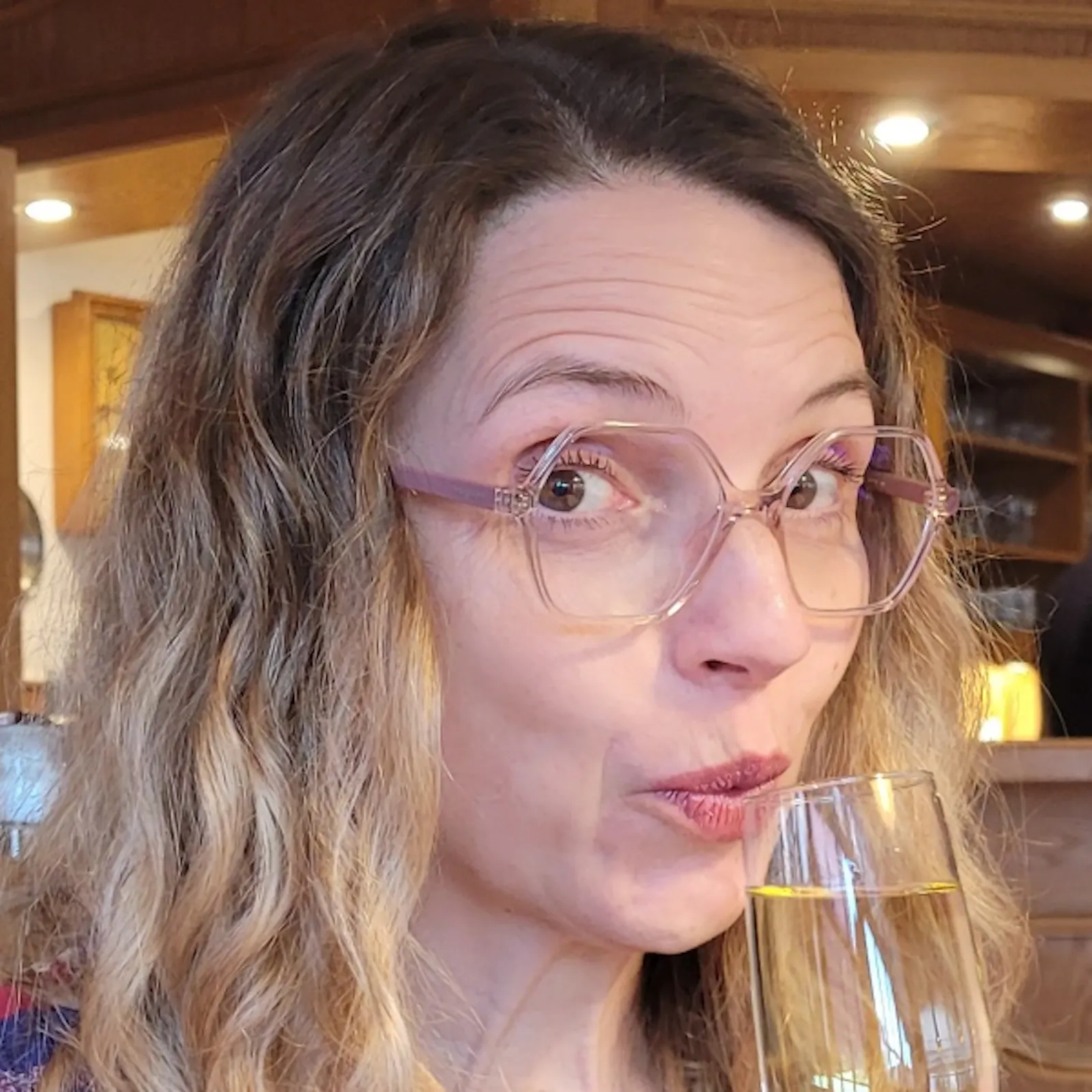 Christine Piontek mit Sektglas kurz vor dem Trinken. Detail aus dem Beitragsbild für "Letzte Worte zum Einjährigen".