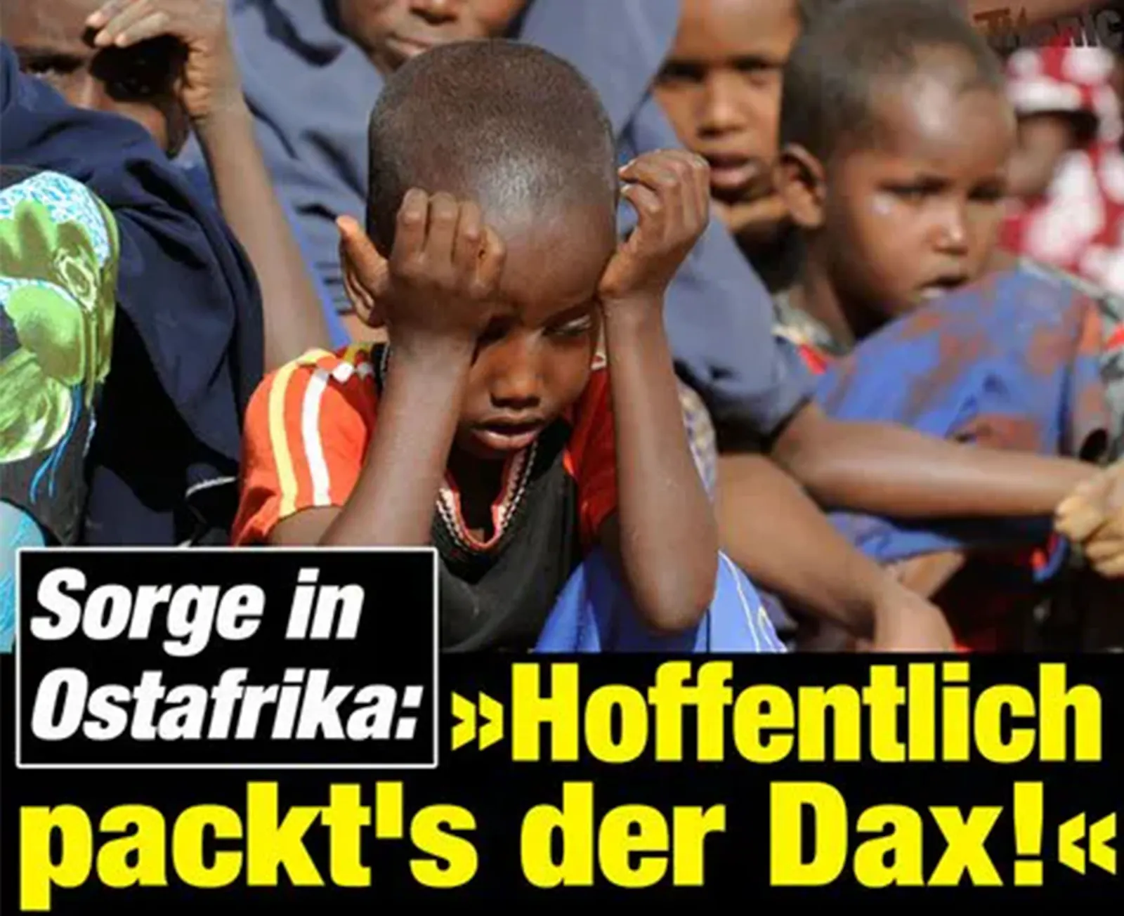 Ein Kind schaut traurig und hat seinen Kopf in die Hände gestützt, dazu der Text: »Sorge in Ostafrika: ›Hoffentlich packt's der DAX!‹«