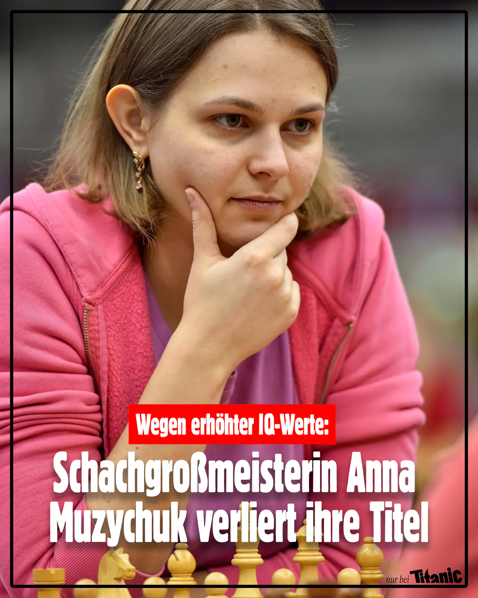 Anna Muzychuk sitzt vor einem Schachbrett und hat den Kopf auf die Hand gestützt, dazu der Text: »Wegen erhöhter IQ-Werte: Schachgroßmeisterin Anna Muzychuk verliert ihre Titel«.