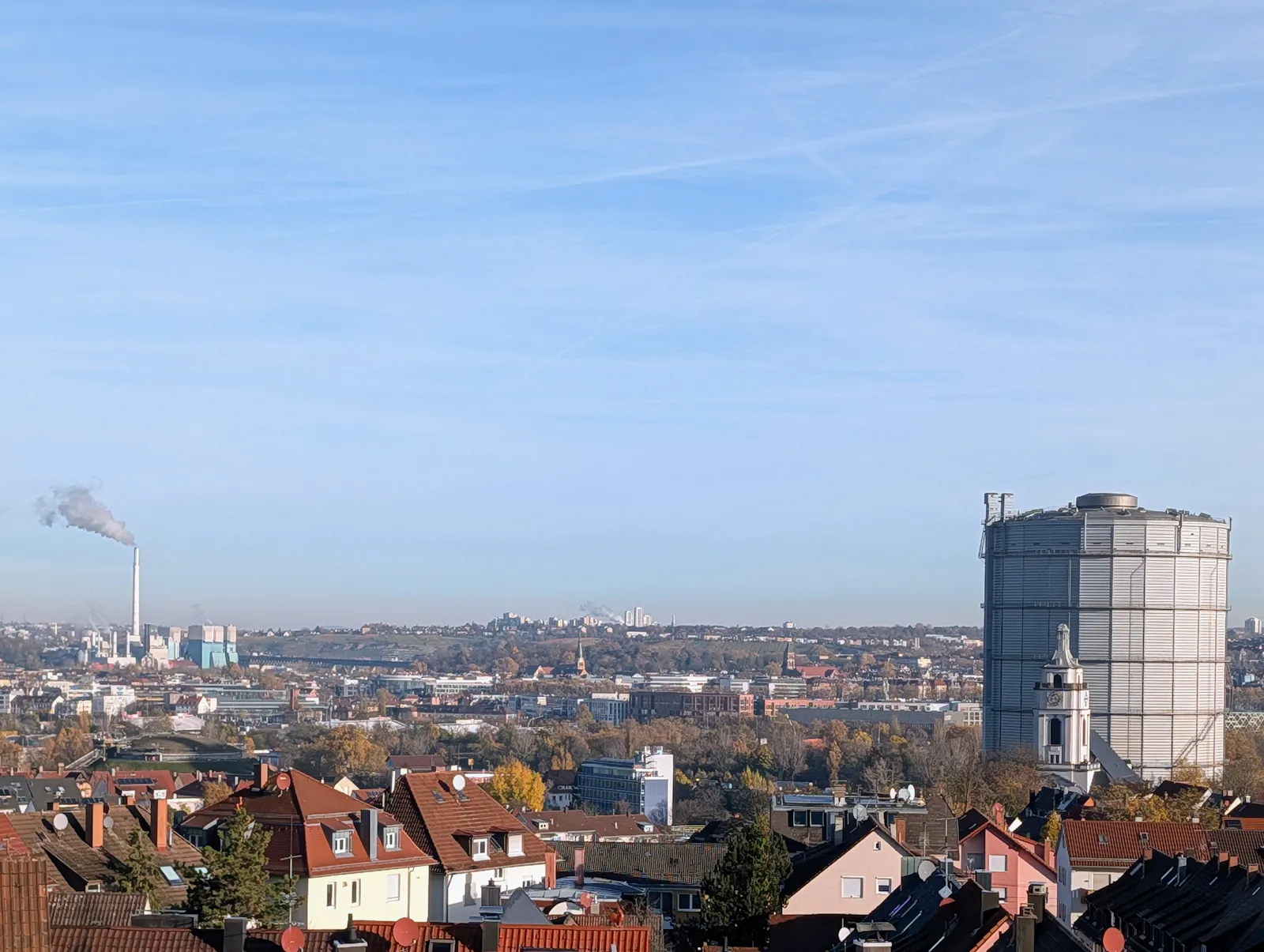 Blick über Gaisburg in Richtung Norden/Nordosten im November 2025 mit der Gaisburger Kirche vor dem Gaskessel und dem Kraftwerk Münster links im Hintergrund. Foto: Jürgen Brand
