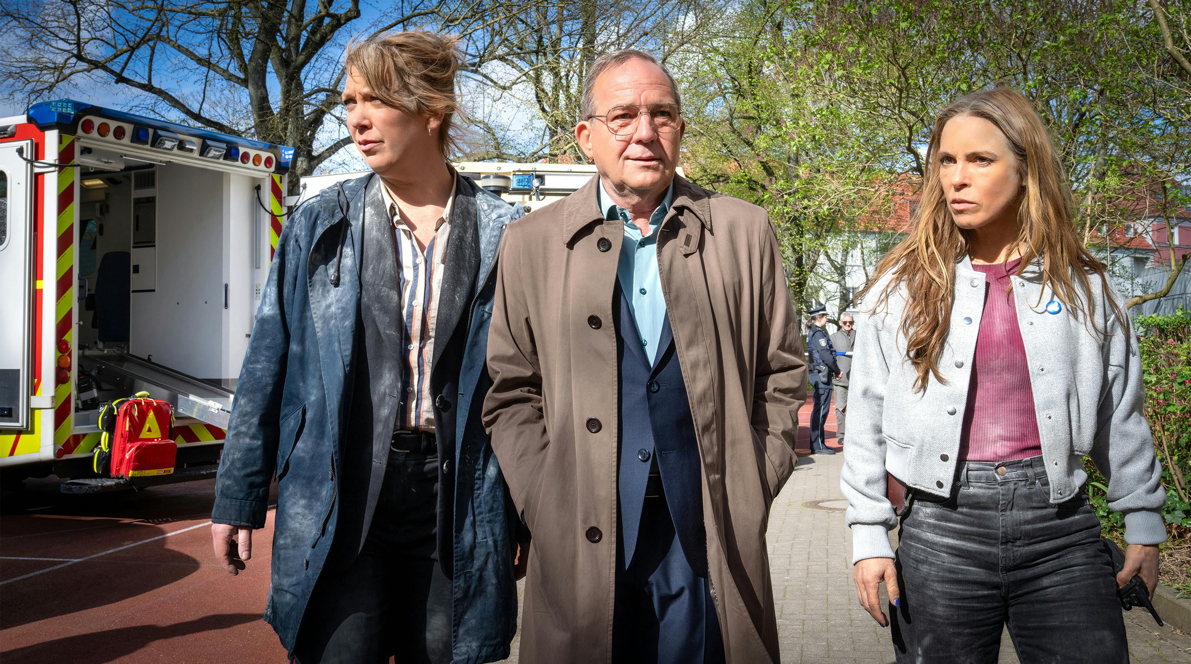 Ist der Täter gefasst? Melly Böwe (Lina Beckmann, l.), Henning Röder (Uwe Preuss) und Katrin König (Anneke Kim Sarnau) sind skeptisch // © NDR/Boris Laewen