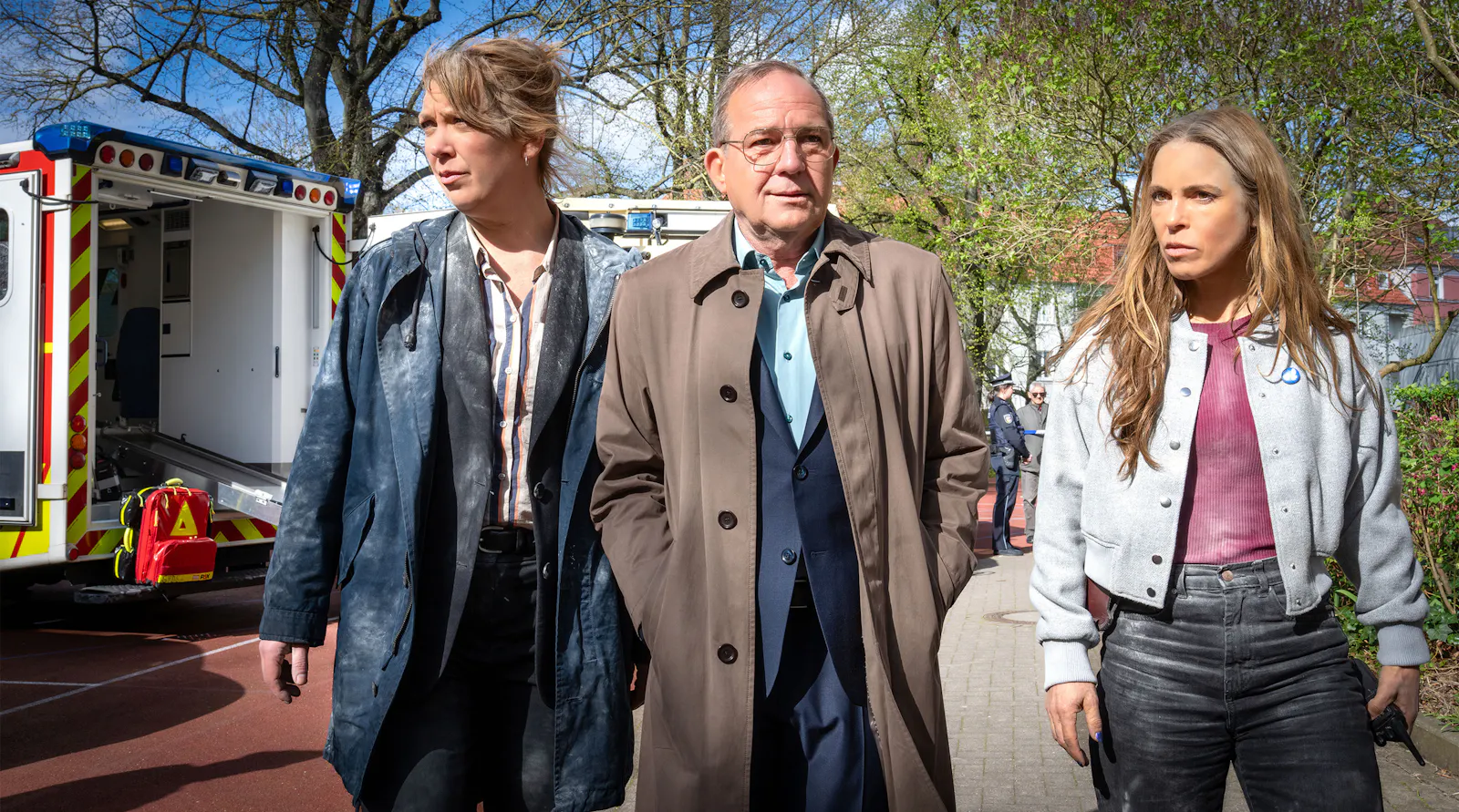 Ist der Täter gefasst? Melly Böwe (Lina Beckmann, l.), Henning Röder (Uwe Preuss) und Katrin König (Anneke Kim Sarnau) sind skeptisch // © NDR/Boris Laewen