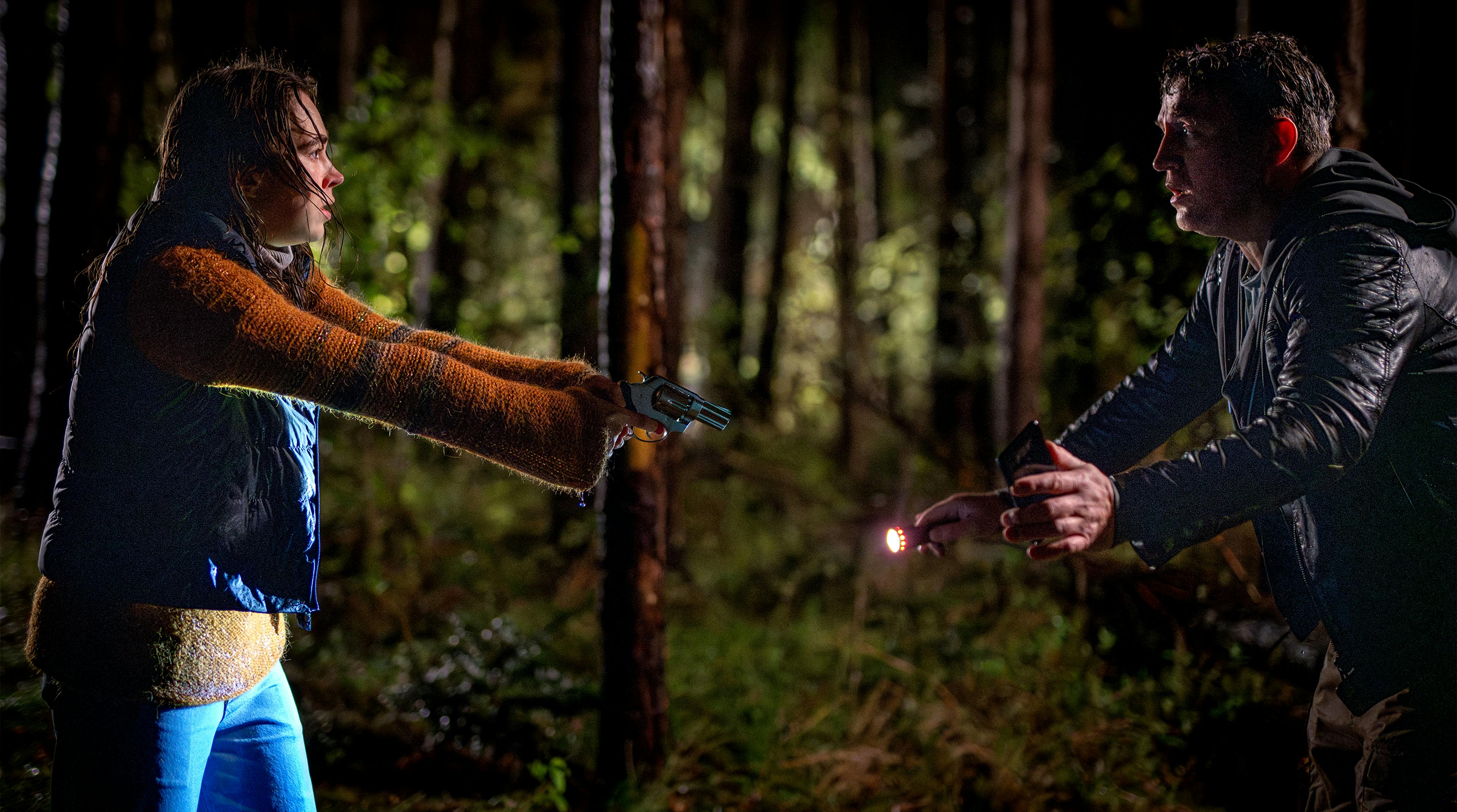 Lara (Samara Frey) will Selbstmord begehen. Thiesler versucht, sie aufzuhalten // © NDR/Boris Laewen