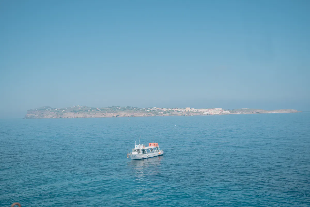 Blick von der Insel Santo Stefano aus auf die Insel Ventotene. Foto: Kseniya Apresyan