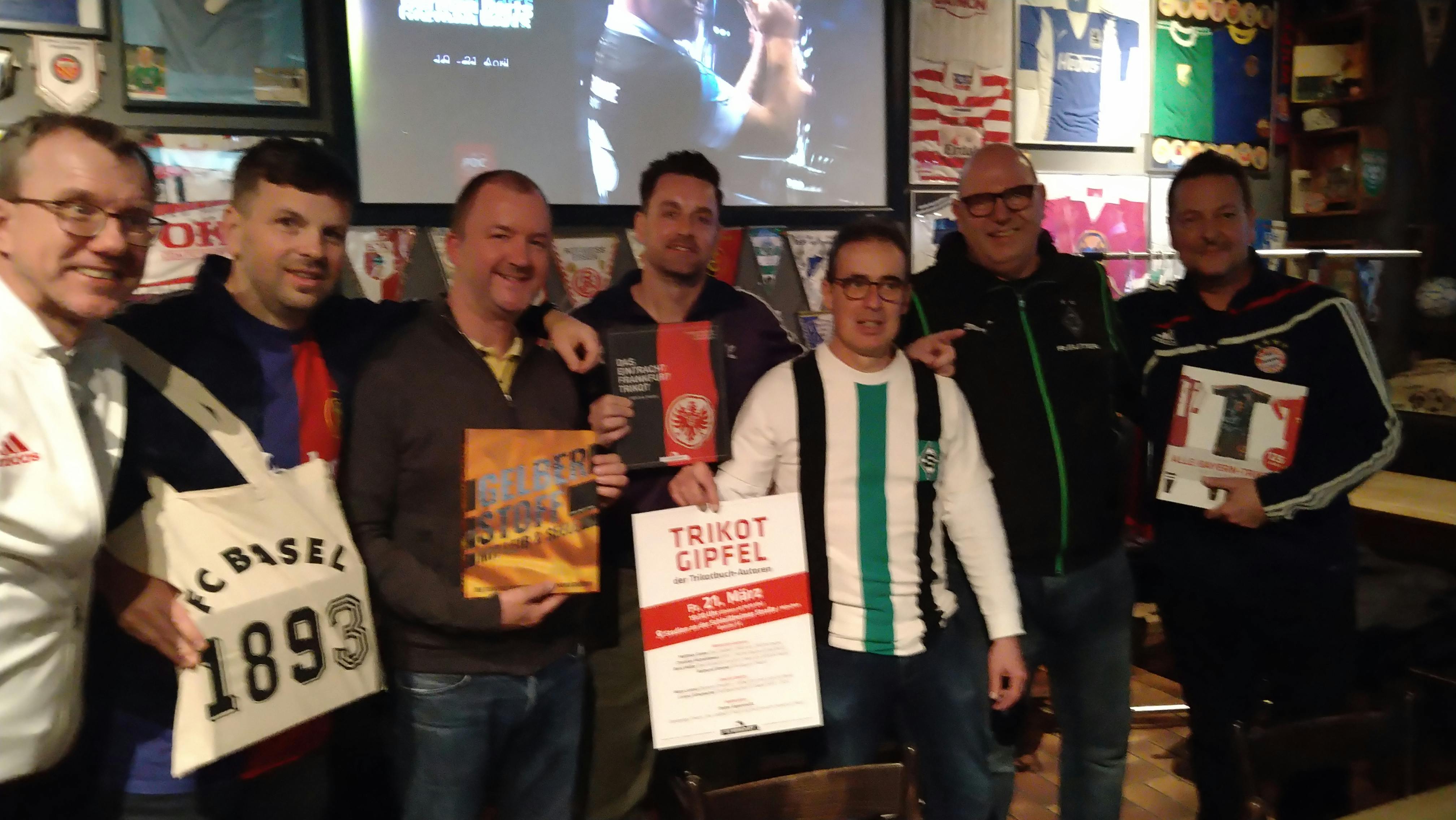 Die Trikotbuch-Autoren Christian Michalkiewicz, Lorenz Schumacher, Mirco Lorenz, Boris Möller, Matthias Gorke, Steve Appenowitz und Raimund Simmet beim erfolgreichen ersten Trikotgipfel der Trikotbuch-Autoren im Stadion an der Schleißheimer Straße in München im März 2025. Foto: privat.