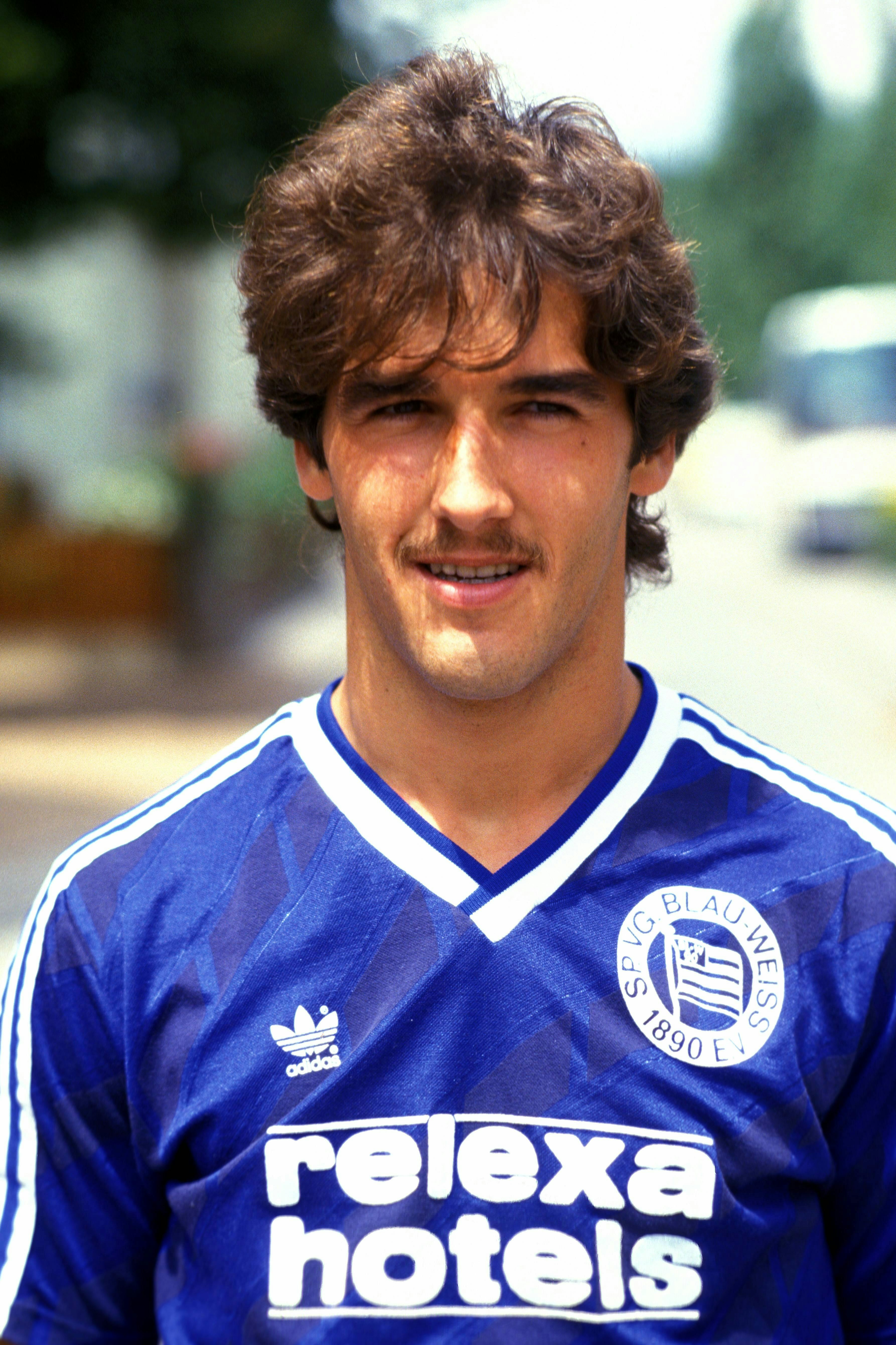 Karl-Heinz Riedle im Trikot von Blau-Weiß 90 Berlin