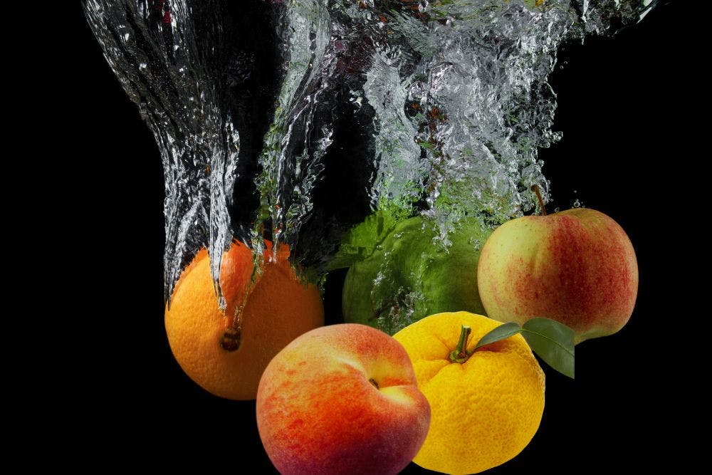 Des fruits qui tombent dans l'eau.