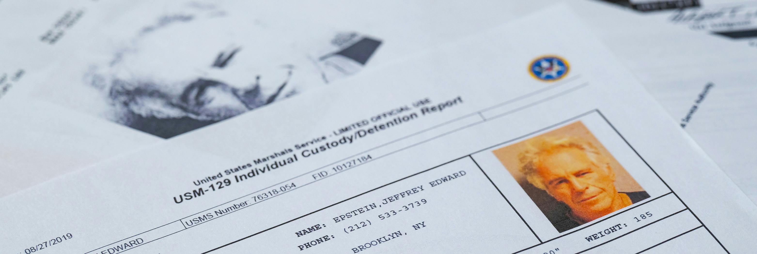 Mehrere FBI-Dokumente, auf denen Jeffrey Epstein zu sehen ist