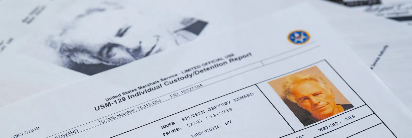 Mehrere FBI-Dokumente, auf denen Jeffrey Epstein zu sehen ist