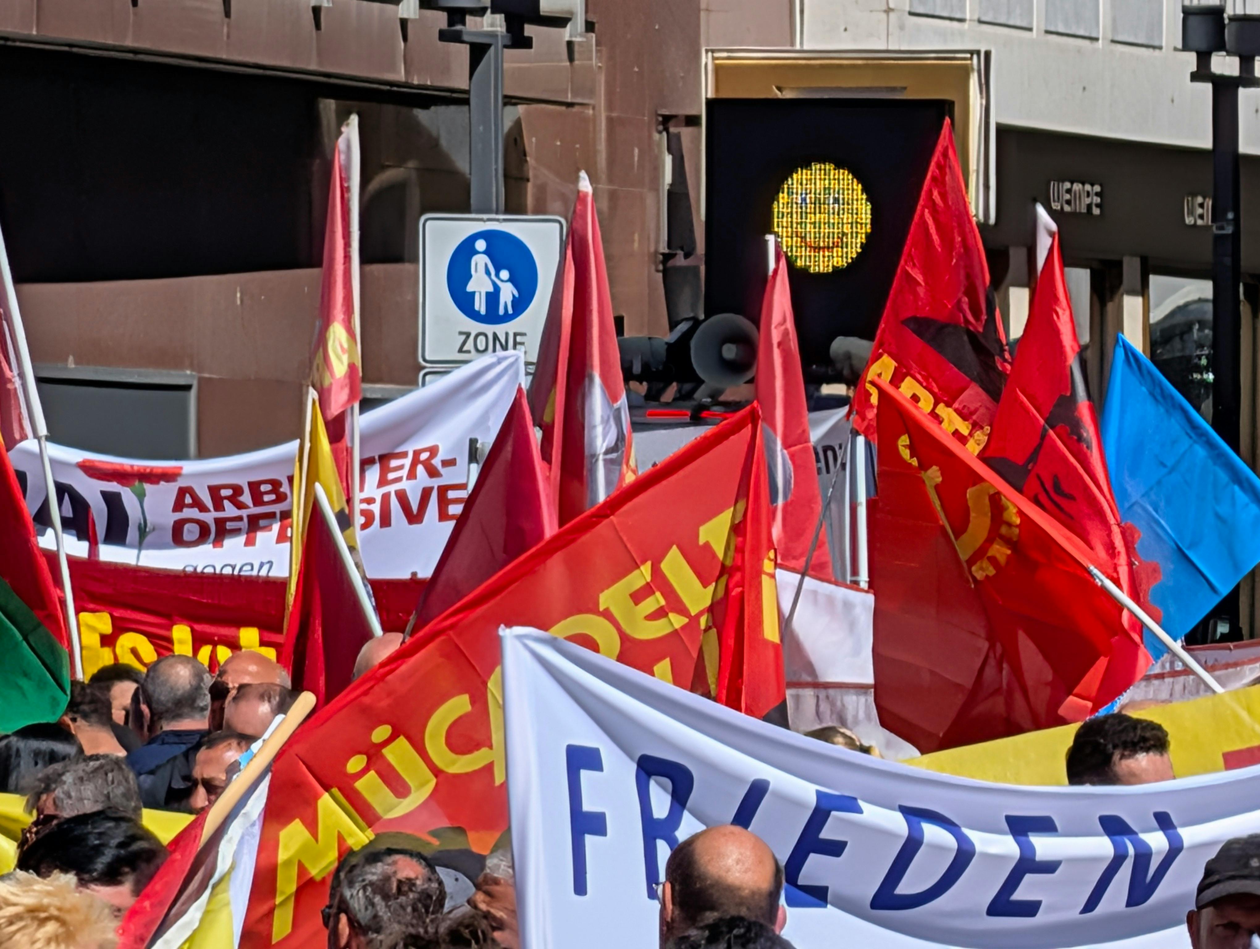 Die Kundgebung und Demo-Züge war vielfältig und bunt. Foto: Jürgen Brand