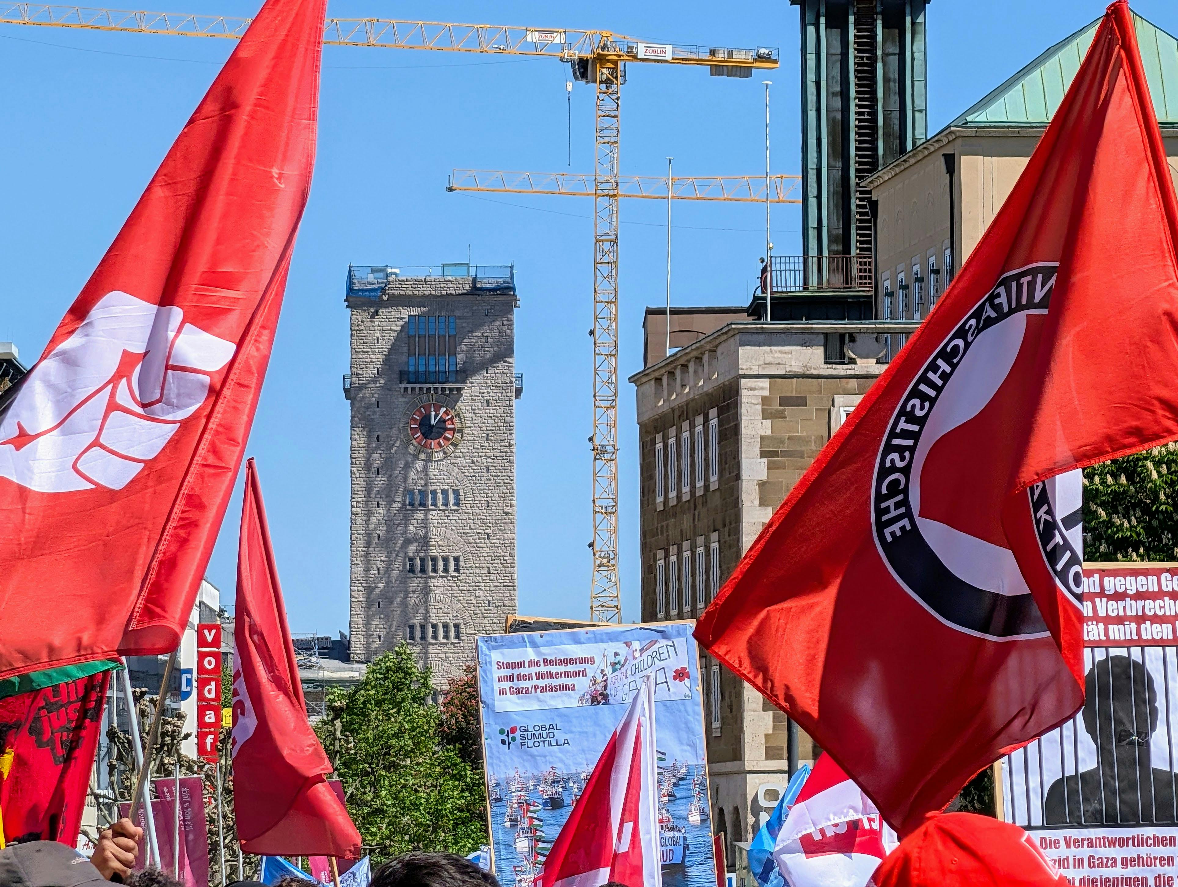 Der Zug der Gewerkschafts-Demo zum 1. Mai führte auch kurz über die Königstraße und den Schlossplatz. Foto: Jürgen Brand