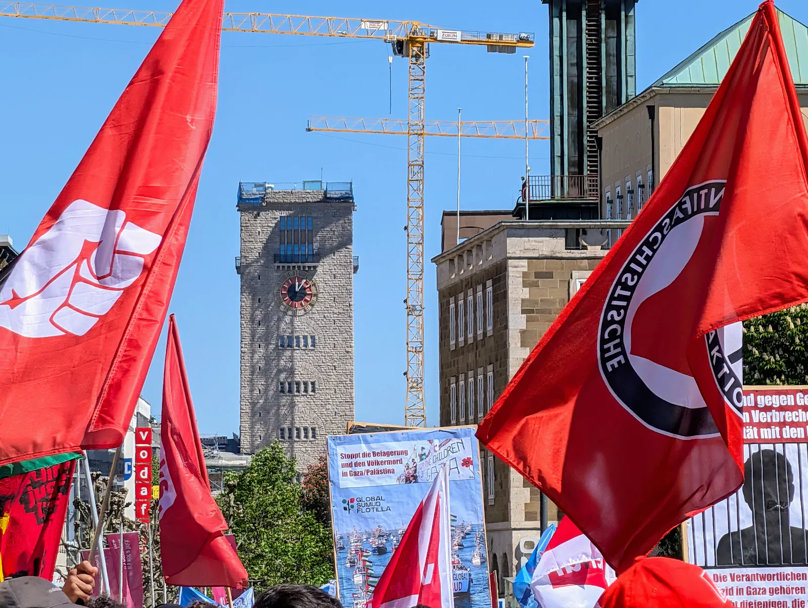 Der Zug der Gewerkschafts-Demo zum 1. Mai führte auch kurz über die Königstraße und den Schlossplatz. Foto: Jürgen Brand