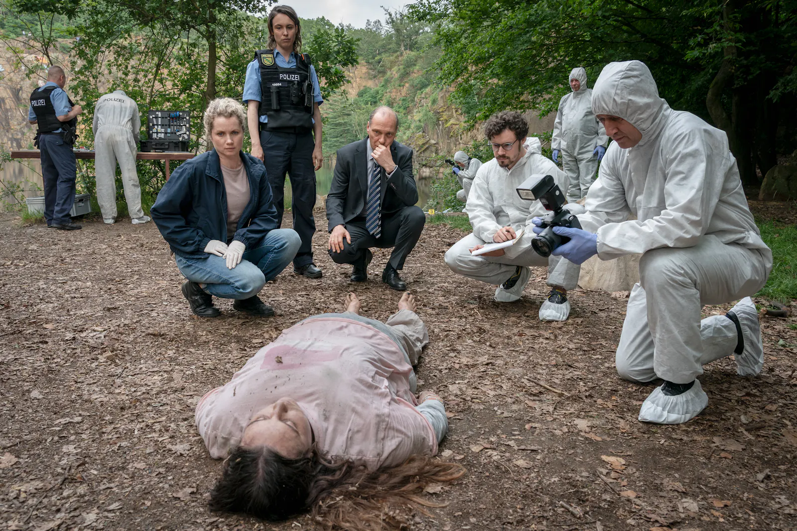 (v.l.n.r.): Leonie Winkler (Cornelia Gröschel), Polizistin Antje (Victoria Schulz), Peter Schnabel (Martin Brambach) und Dr. Himpe (Ron Helbig) inspizieren die Tote Lilly-Marie Reuter (Dilara Aylin Ziem) am Leichen-Fundort // © MDR/MadeFor/Steffen Junghans