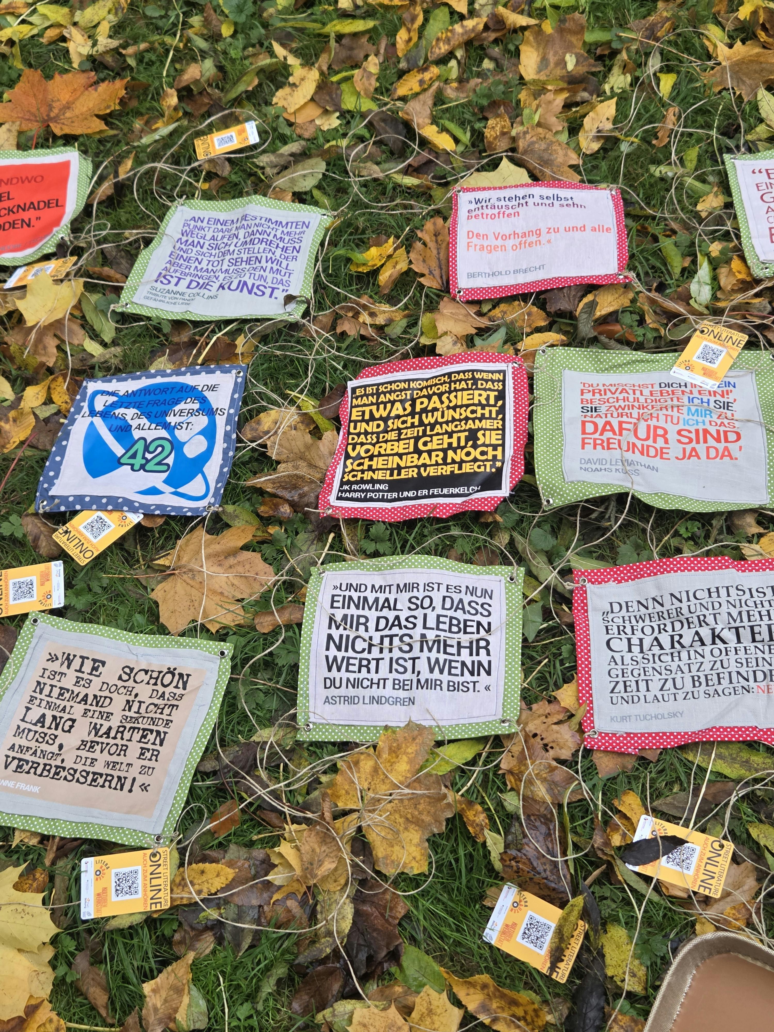Zitate wie buntes Herbstlaub zwischen bunten Herbstblättern