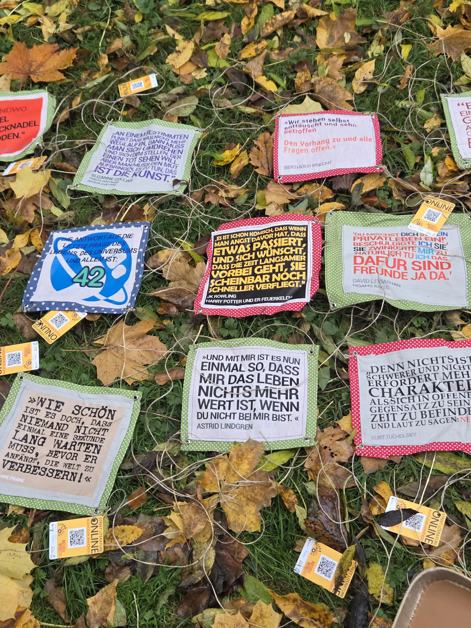 Zitate wie buntes Herbstlaub zwischen bunten Herbstblättern
