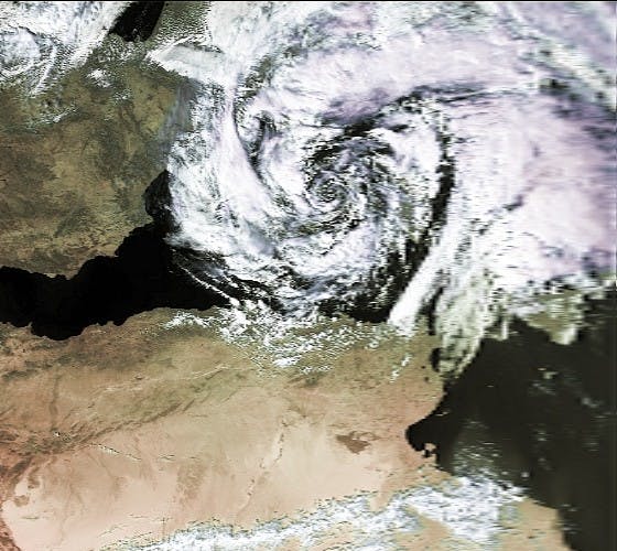 Satelitenbild eines Adriatiefs (auch Mittelmeertief genannt). Es ist ein erkennbarer Wolkenstrudel, der sich vom Südende des Mittelmeers bis nach Mitteleuropa erstreckt
