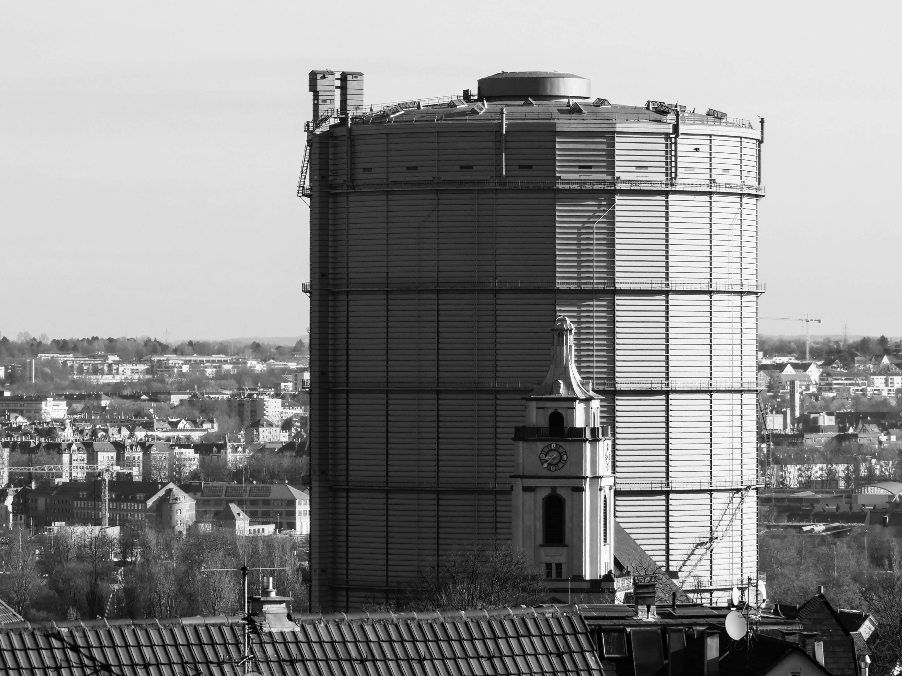 Denkmal x 2: Das Industriedenkmal Gaskessel und die Gaisburger Kirche. Am Tag des offenen Denkmals ist allerdings nur die Kirche geöffnet. Foto: Jürgen Brand
