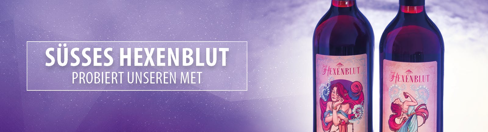 Werbebanner für „Hexenblut Met" vor einem mystischen lila-violetten Hintergrund. Links steht in großer weißer Schrift: „Süsses Hexenblut – Probiert unseren Met". Rechts sind zwei dunkelblaue Glasflaschen mit dem Etikett „Hexenblut" abgebildet. Die Etiketten zeigen je eine illustrierte Elaynie im Jugendstil-Stil mit leuchtend roten Haaren.