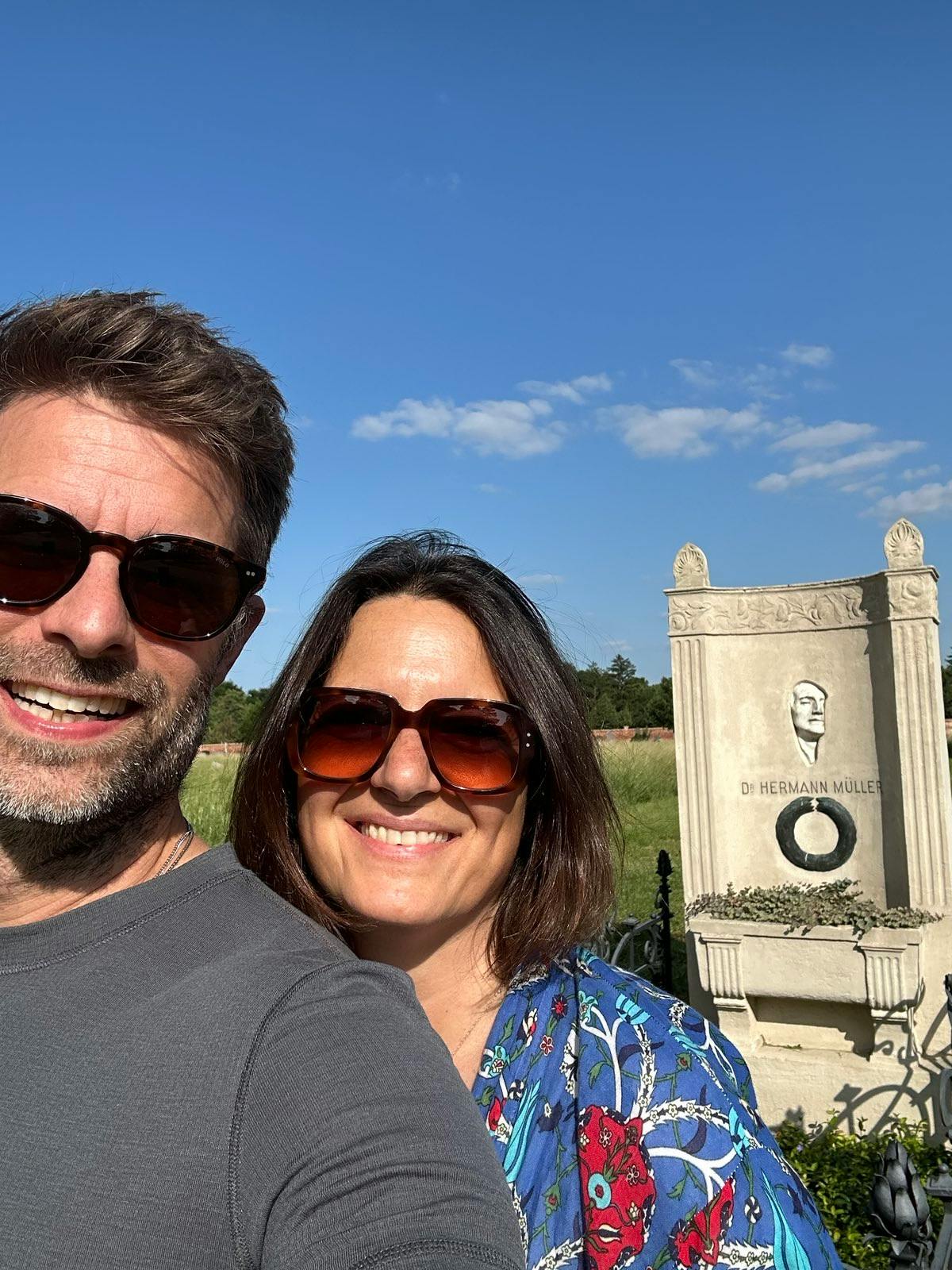 Kai und Laura am Wiener Zentralfriedhof