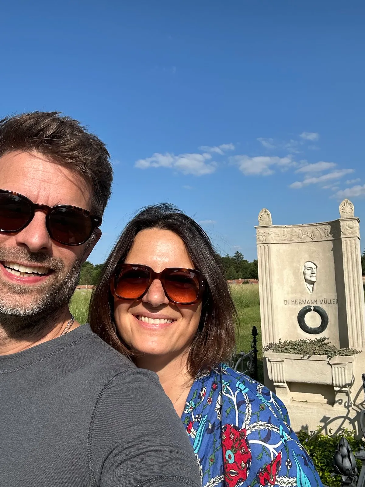 Kai und Laura am Wiener Zentralfriedhof