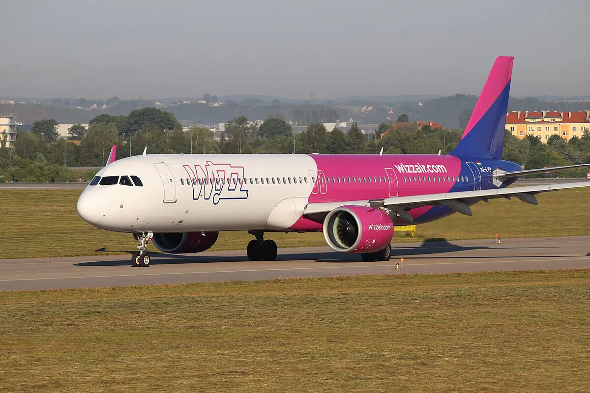 Das Foto zeigt eine Maschine der Fluglinie Wizz Air auf einer Startbahn. Diese Fluglinie wird ab März 2026 nicht mehr vom Flughafen abfliegen oder dort landen.
