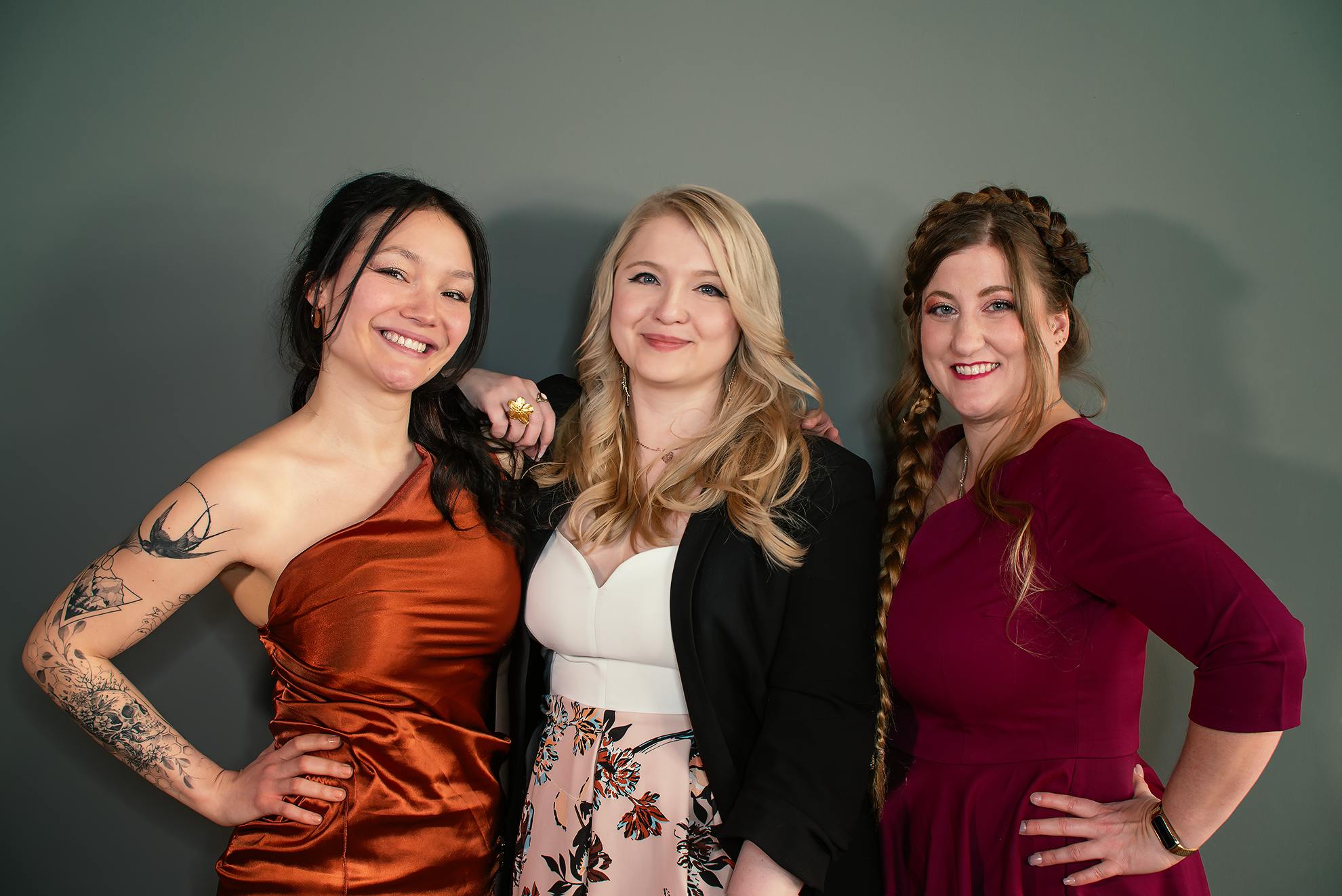 Rubi, Rieke und Farina in schicken Kleidern.