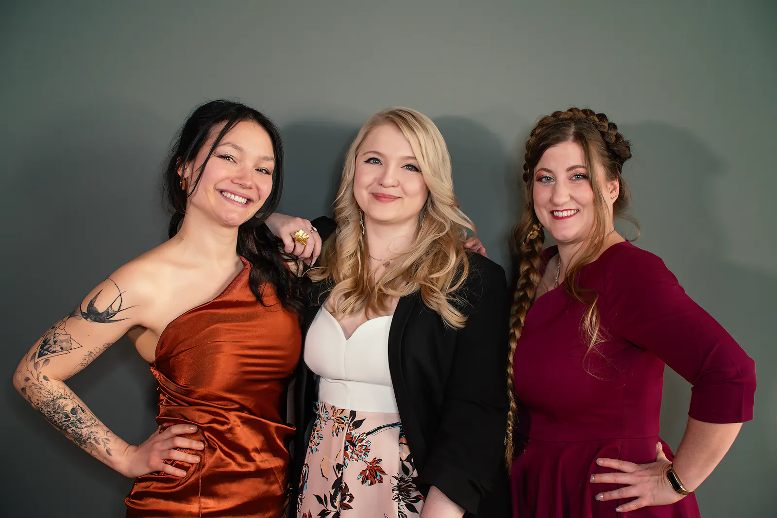 Rubi, Rieke und Farina in schicken Kleidern.