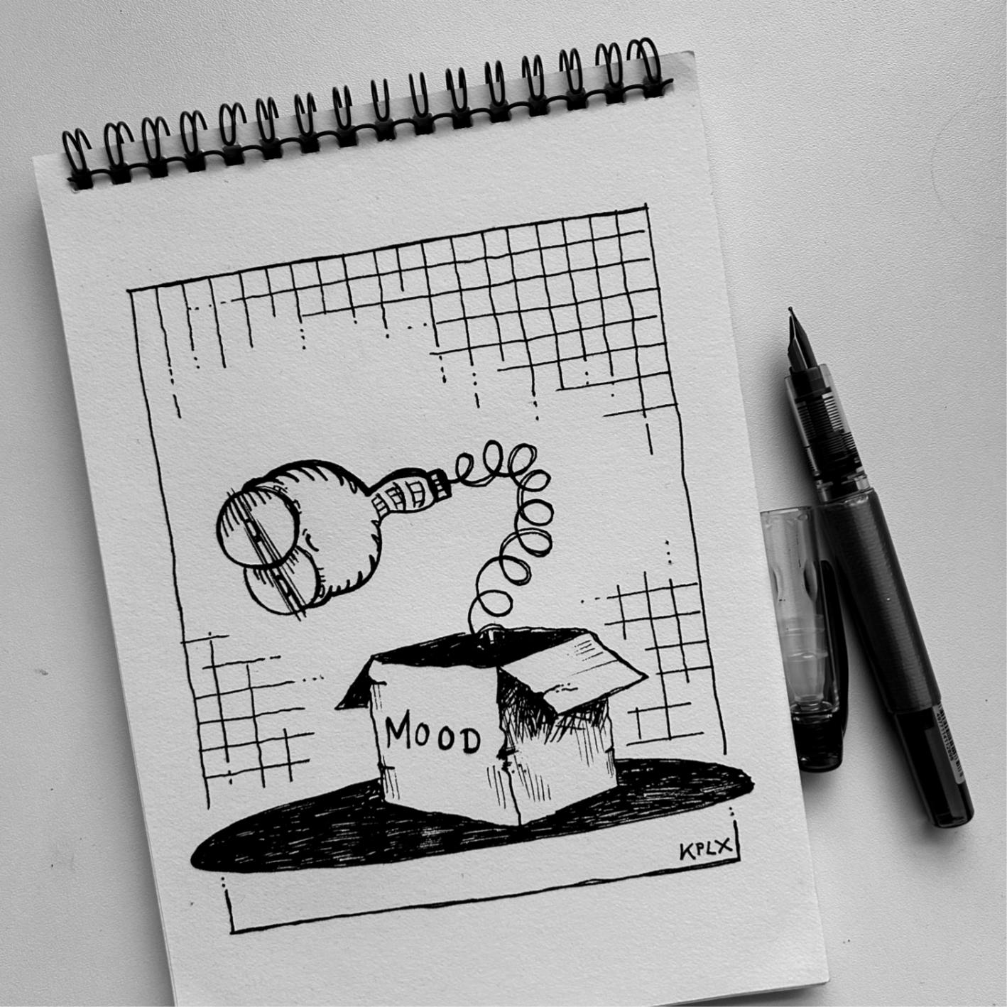 ALT-Text:
Schwarz-weiße Zeichnung auf einem Spiralblock zeigt Wurm Dieter, der wie eine Scherzfigur auf einer Sprungfeder aus einer Kiste mit der Aufschrift „MOOD“ herausspringt. Dieter hat einen genervten Gesichtsausdruck. Die Kiste steht auf einem schwarzen Schatten, im Hintergrund ist ein Rastermuster angedeutet. Rechts daneben liegt ein schwarzer Füller.