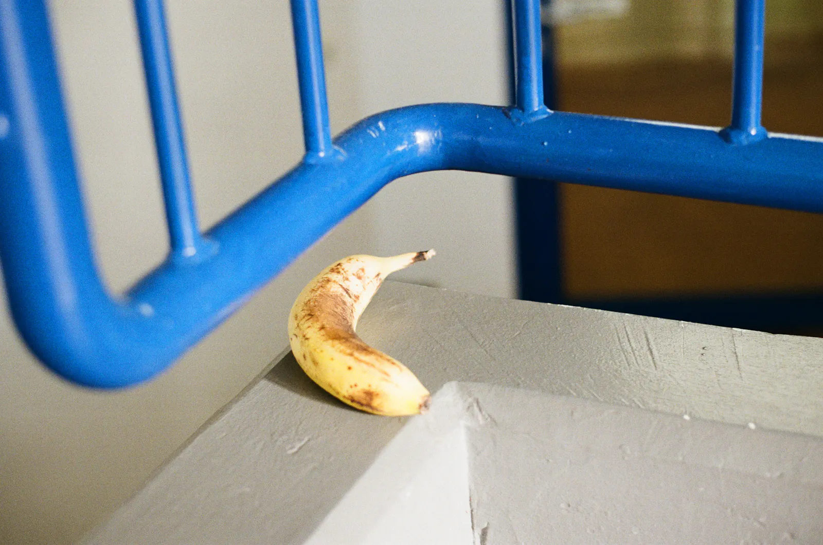 Eine Banane liegt im Treppenhaus