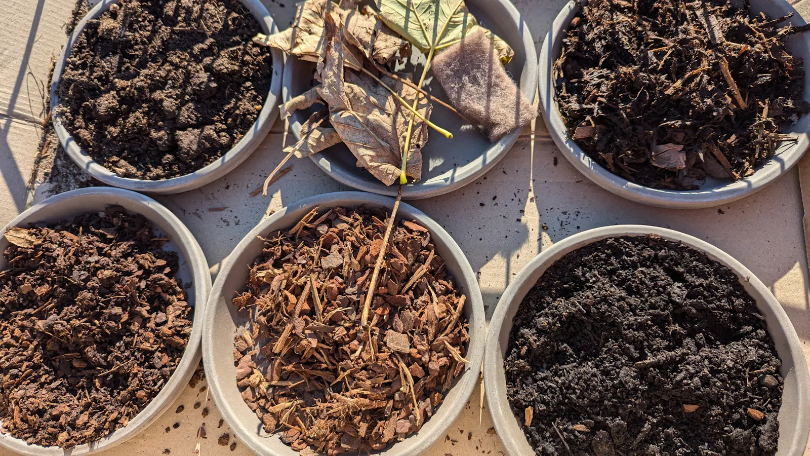 Rindenmulch wird je nach Schnittgröße unterschiedlich eingesetzt.