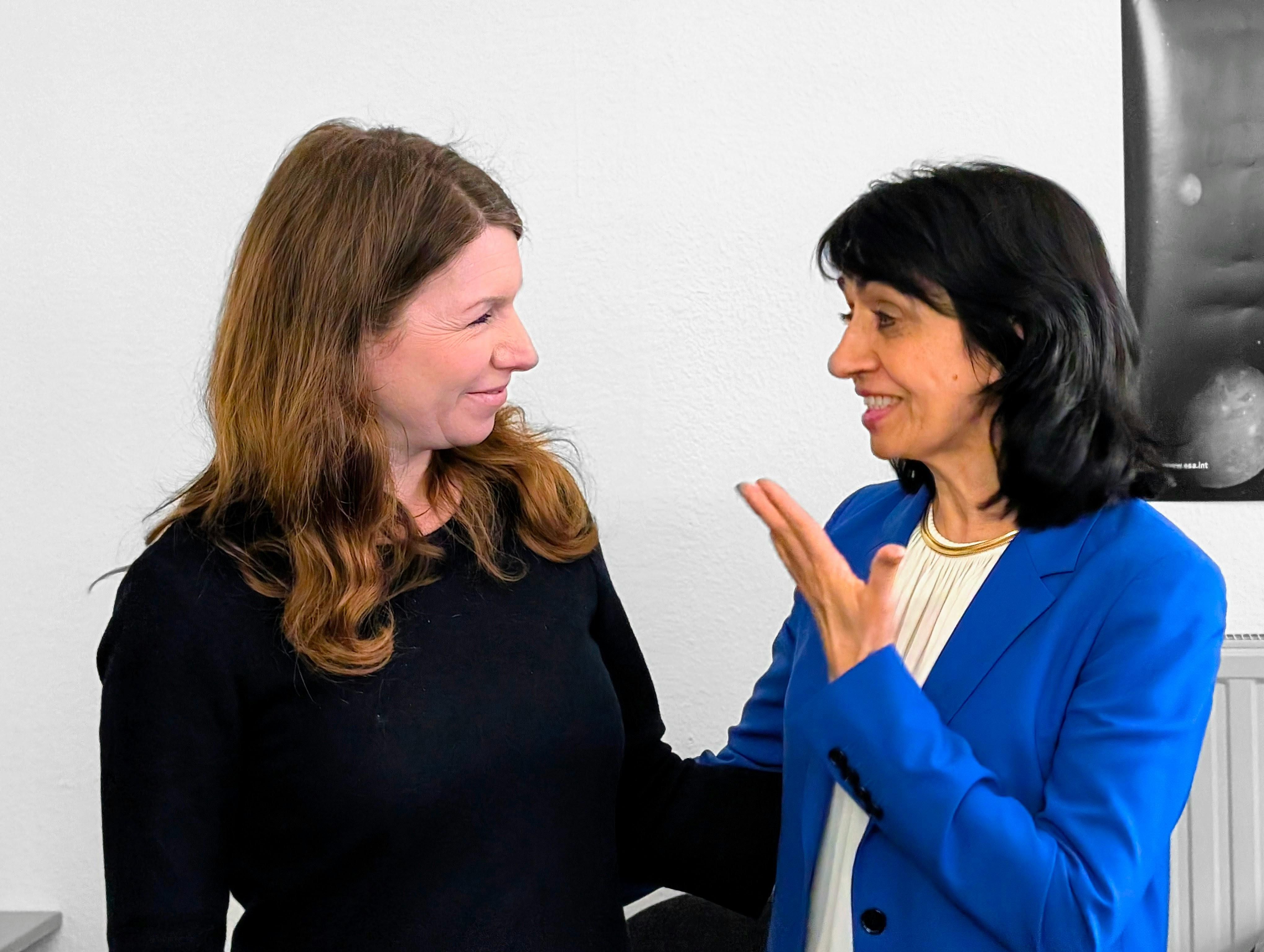 Die Noch-Bundestagsabgeordnete Anna Christmann und Landtagspräsidentin Muhterem Aras beim Abschiedsfest in Gablenberg. Foto: Jürgen Brand