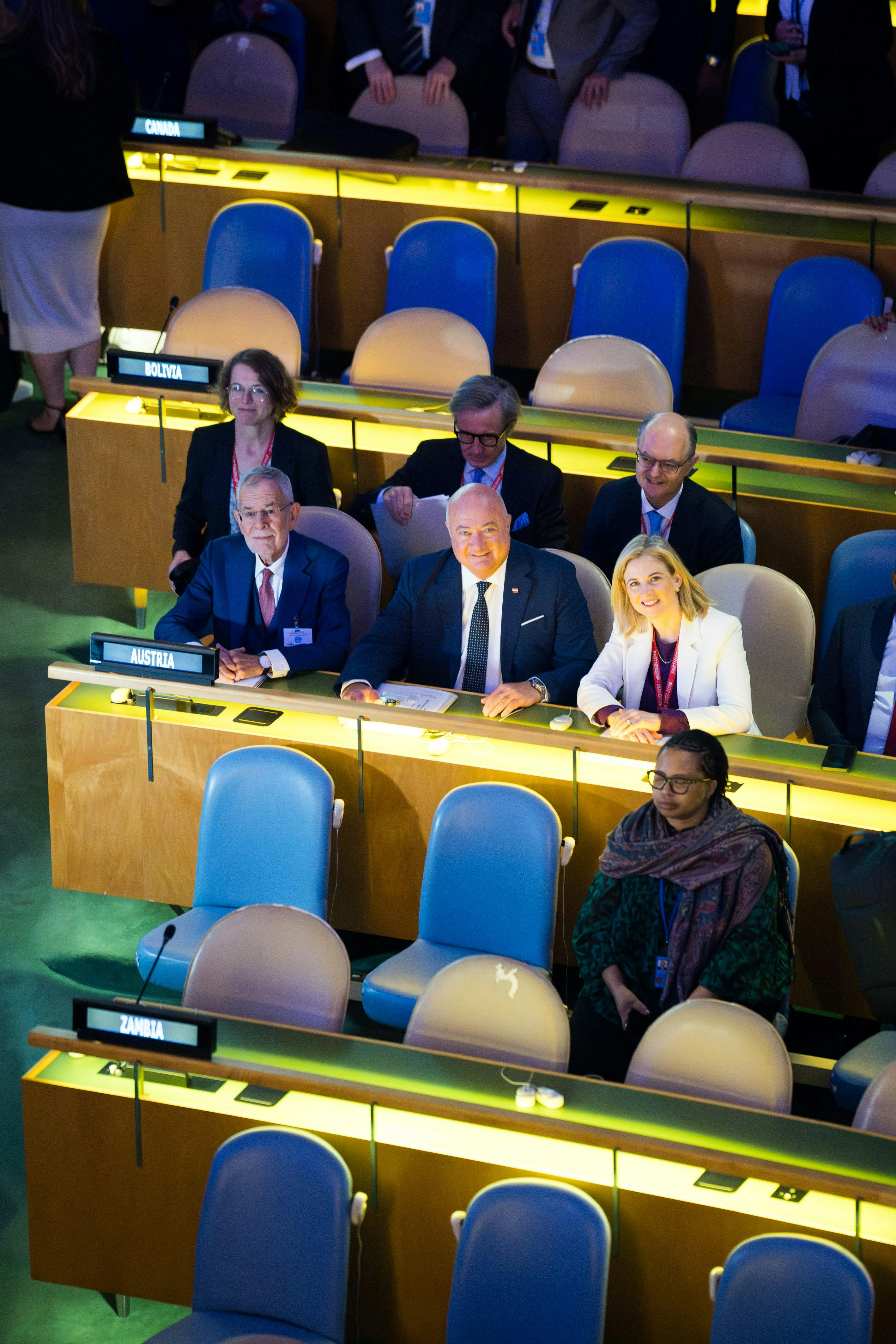 Diese Bild zeigt den Saal der Plenarsaal der Vereinten Nationen in New York mit der österreichischen Delegation: Bundeskanzler Christian Stocker, Bundespräsident Alexander van der Bellen und Außenministerin Beate Meinl-Reisinger